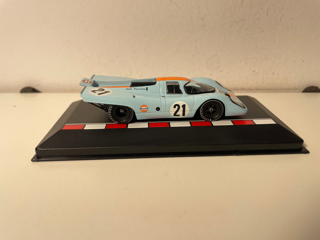 Porsche 917K orange et bleue (aux couleurs de Gulf) numéro 21 - 24 heures du Mans de 1970