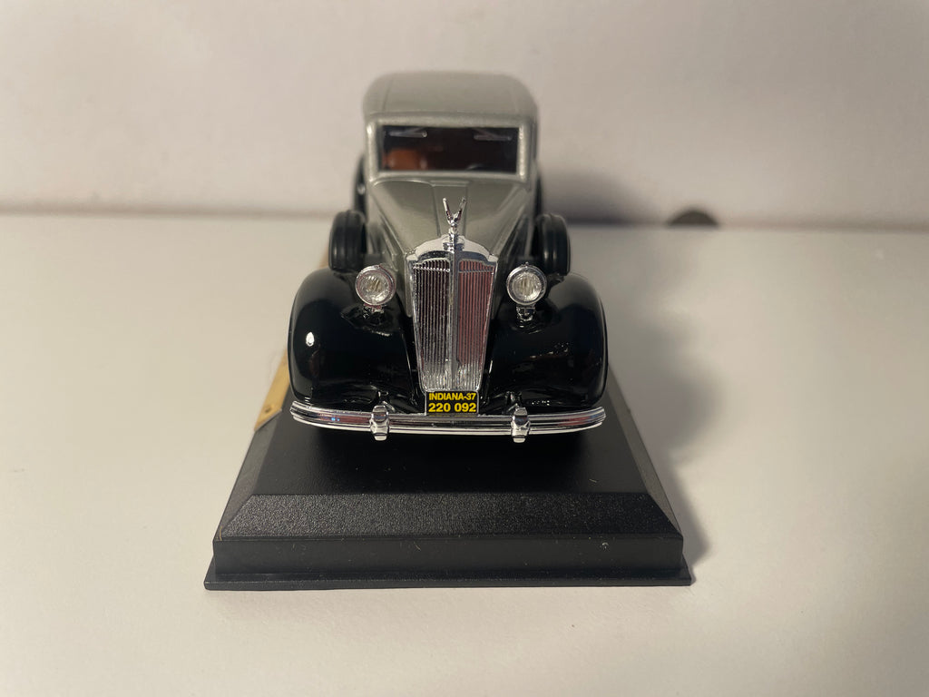 Packard Super Eight Sedan gris de 1937 (auto americano)