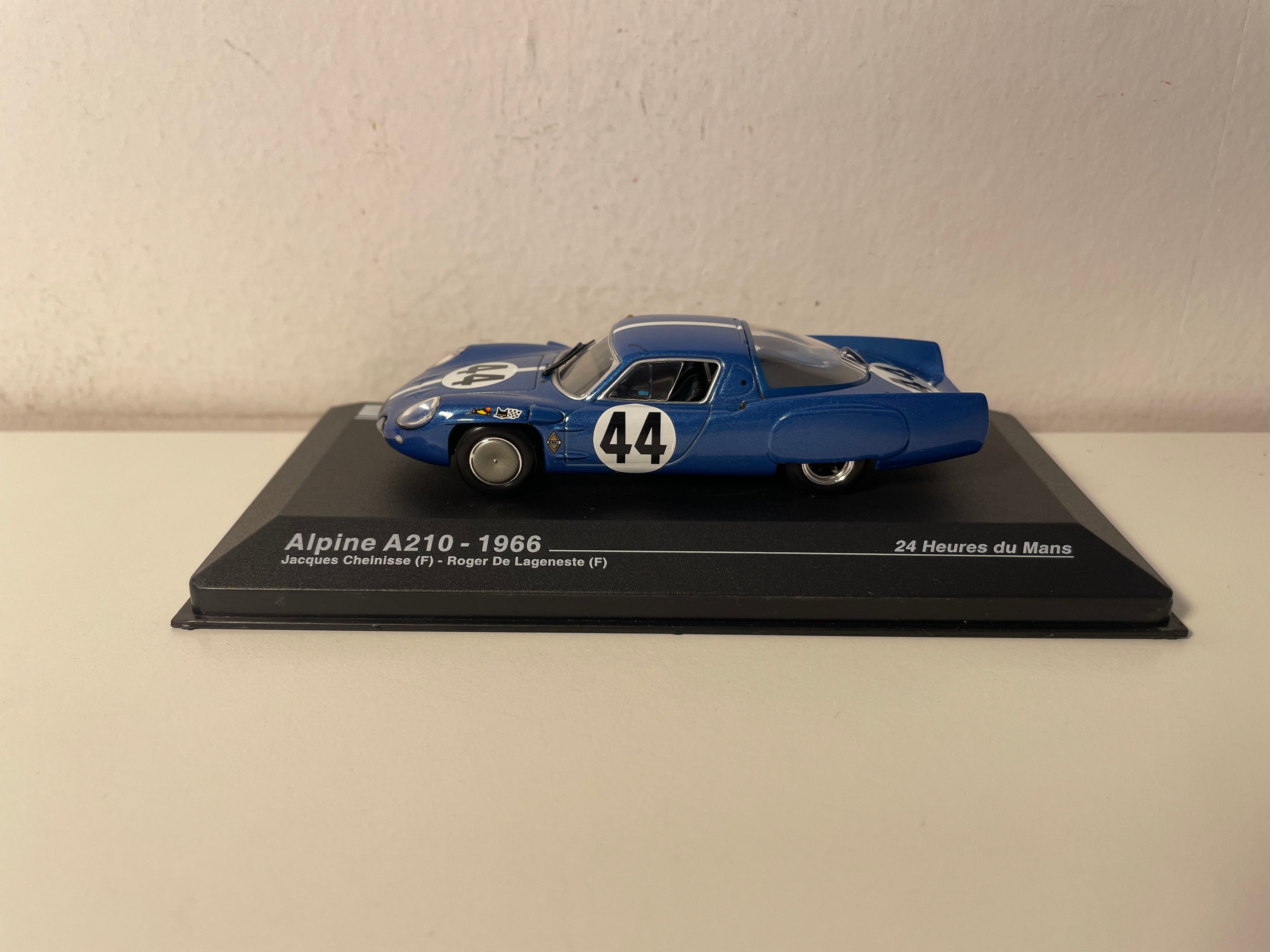 Renault Alpine A210 bleue numéro 44 - 24 heures du Mans de 1966