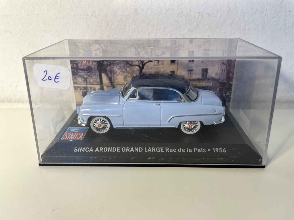 SIMCA Aronde grand large (rue de la paix) bleue claire et toit bleue foncé de 1956