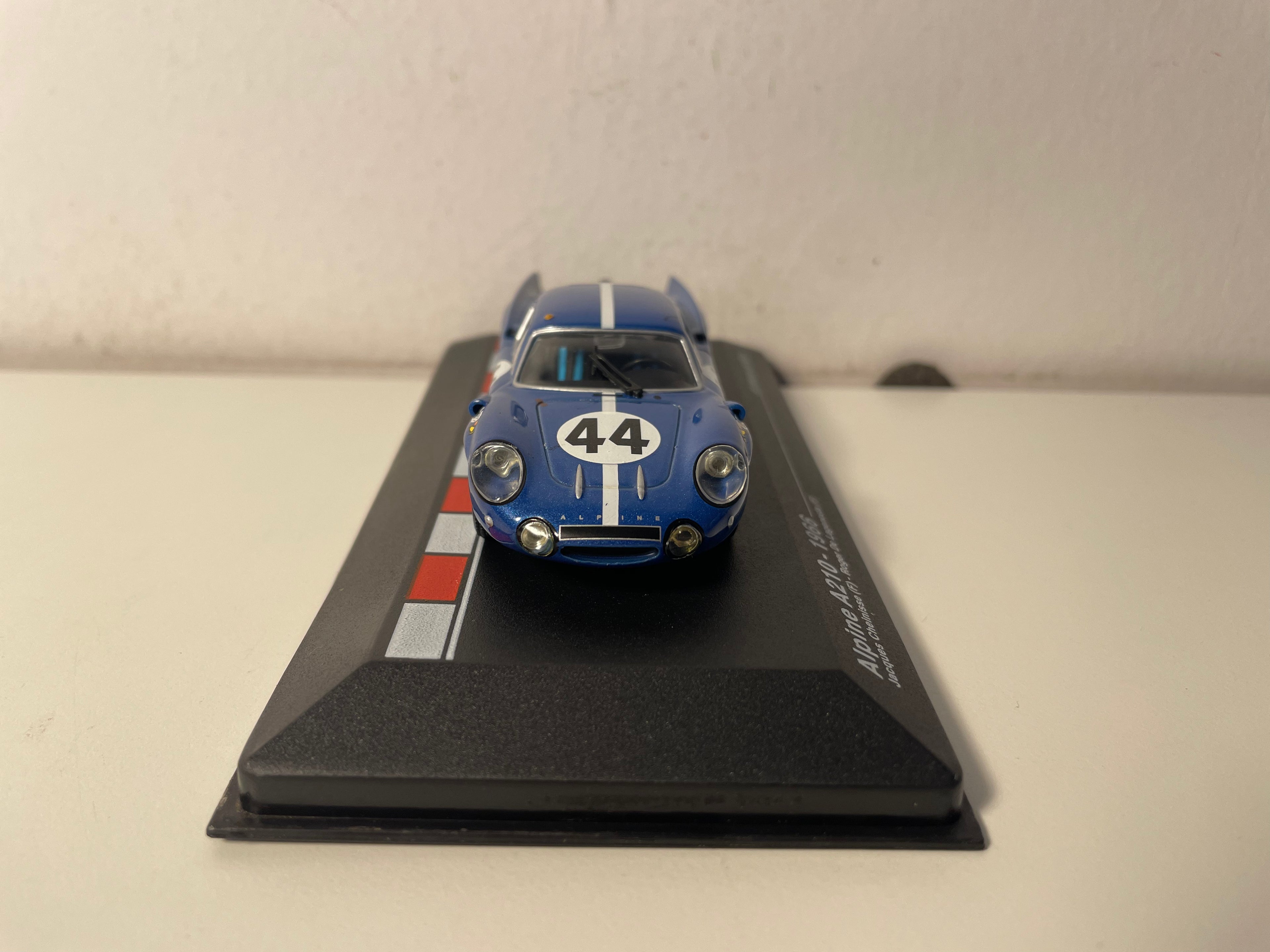 Renault Alpine A210 bleue numéro 44 - 24 heures du Mans de 1966