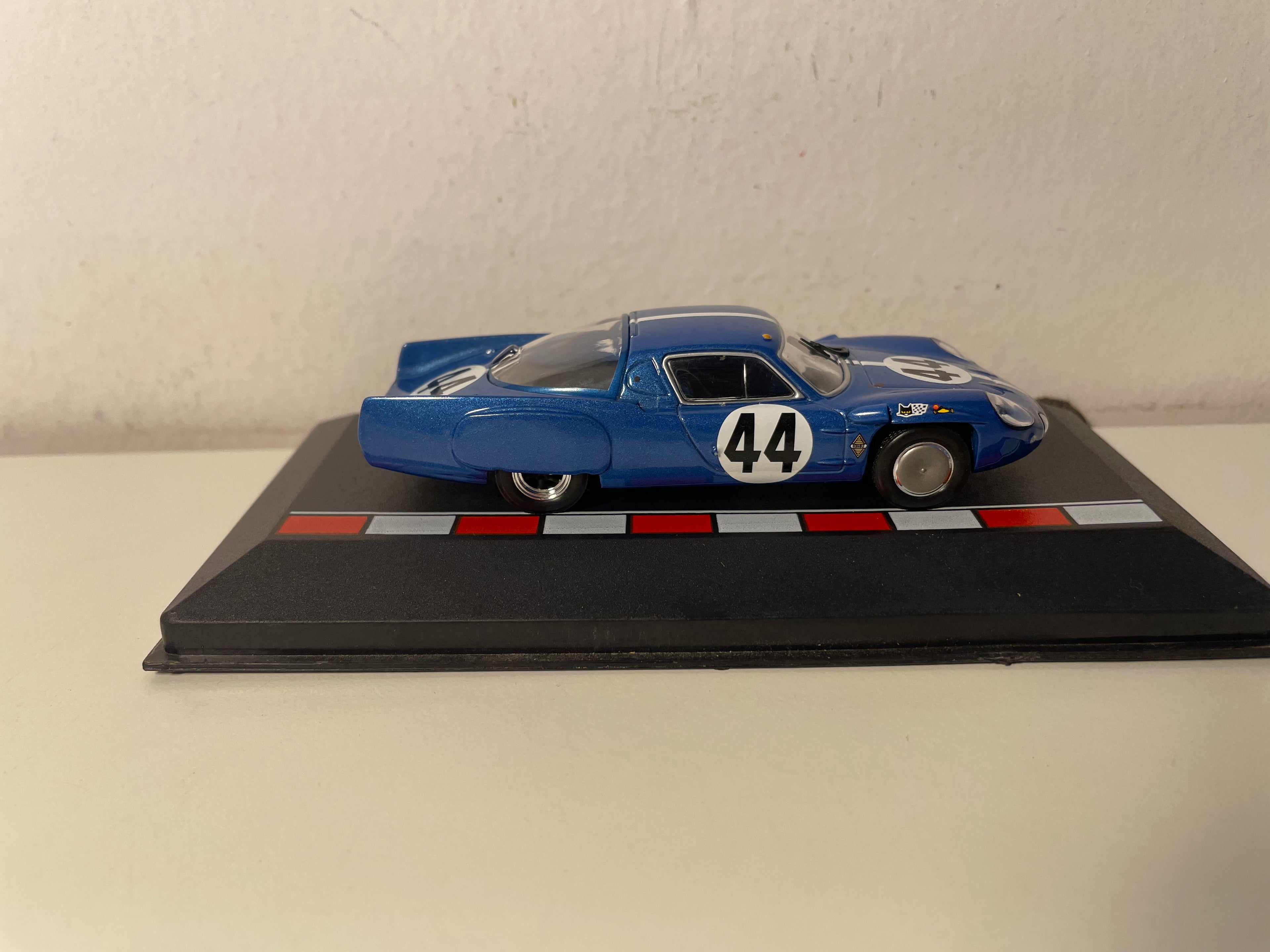 Renault Alpine A210 bleue numéro 44 - 24 heures du Mans de 1966