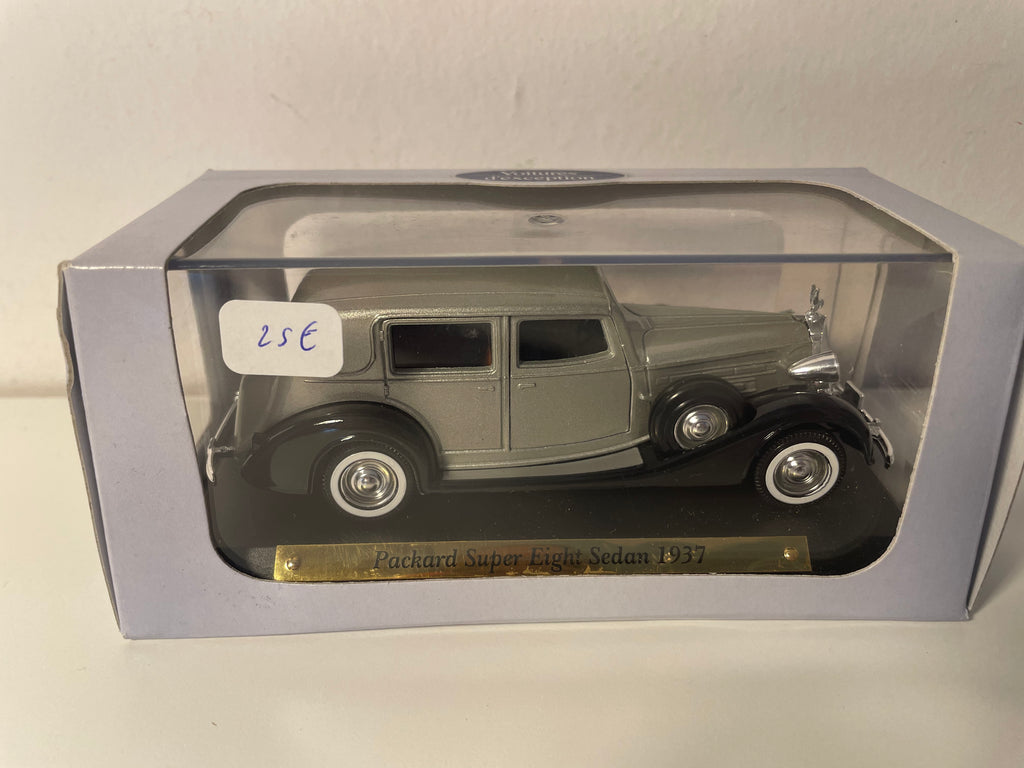 Packard Super Eight Sedan gris de 1937 (auto americano)