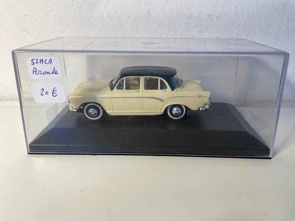 Simca Aronde techo beige y azul oscuro (automóvil añadido a la base)