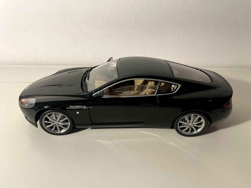Aston Martin DB9 verte foncée - Solido (échelle 1/18ème)
