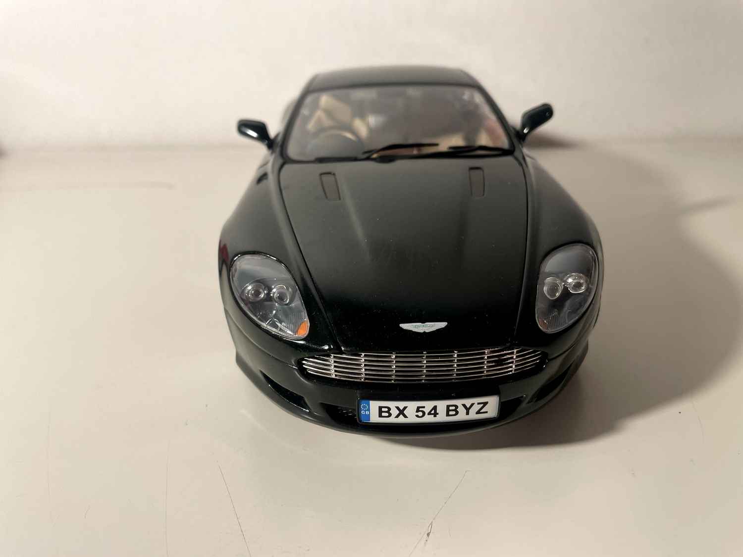 Aston Martin DB9 verte foncée - Solido (échelle 1/18ème)