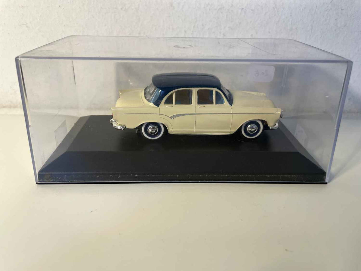 Simca Aronde techo beige y azul oscuro (automóvil añadido a la base)