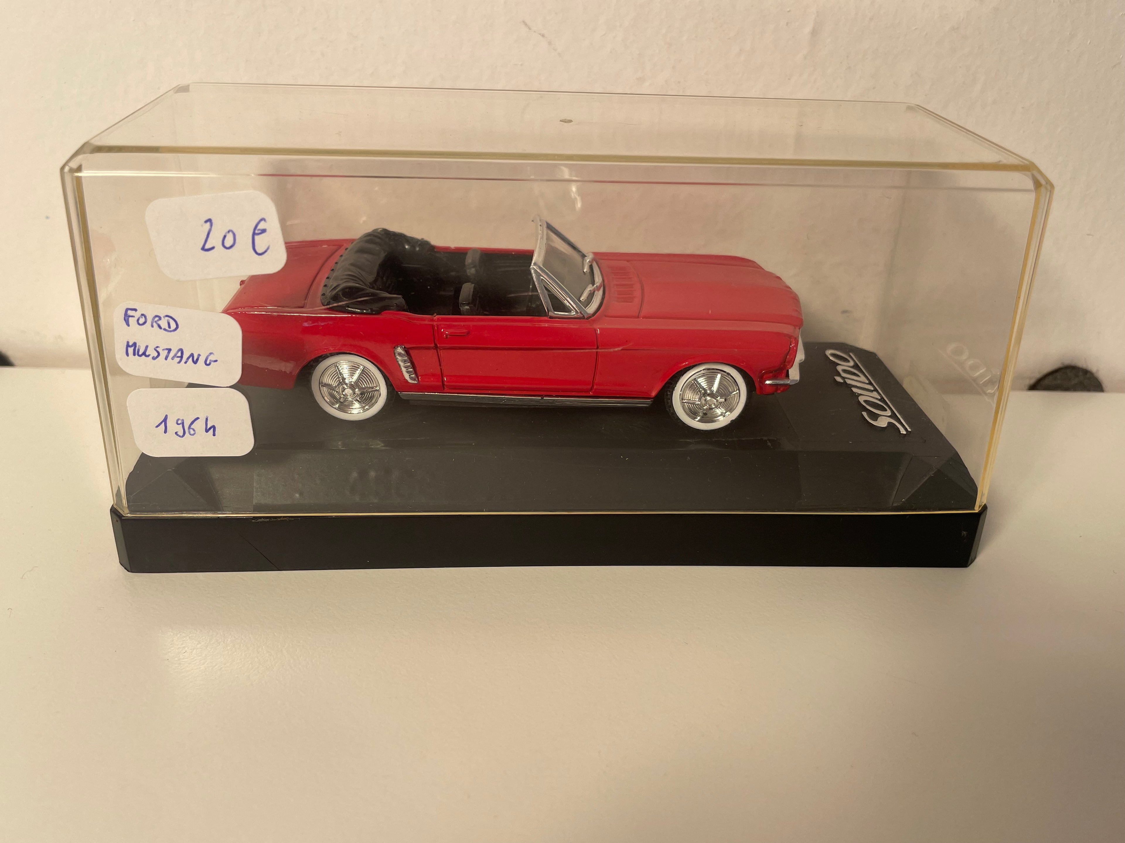 Ford Mustang czerwona z 1964 roku - Solido