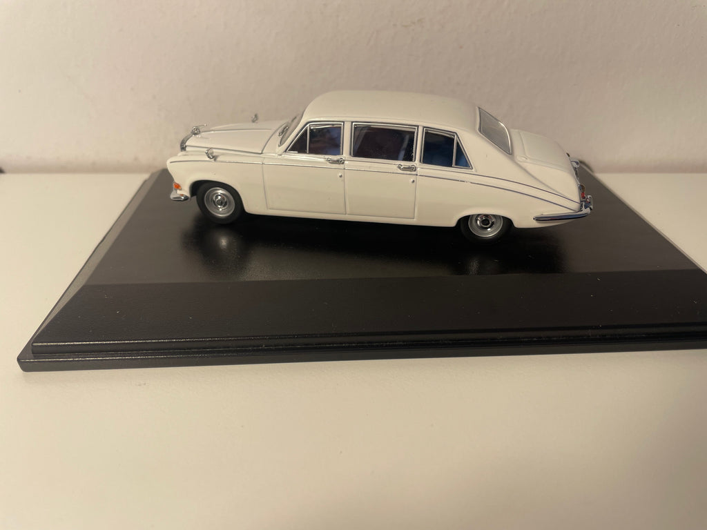Daimler DS 420 biała (kremowa) - pudełko prostokątne