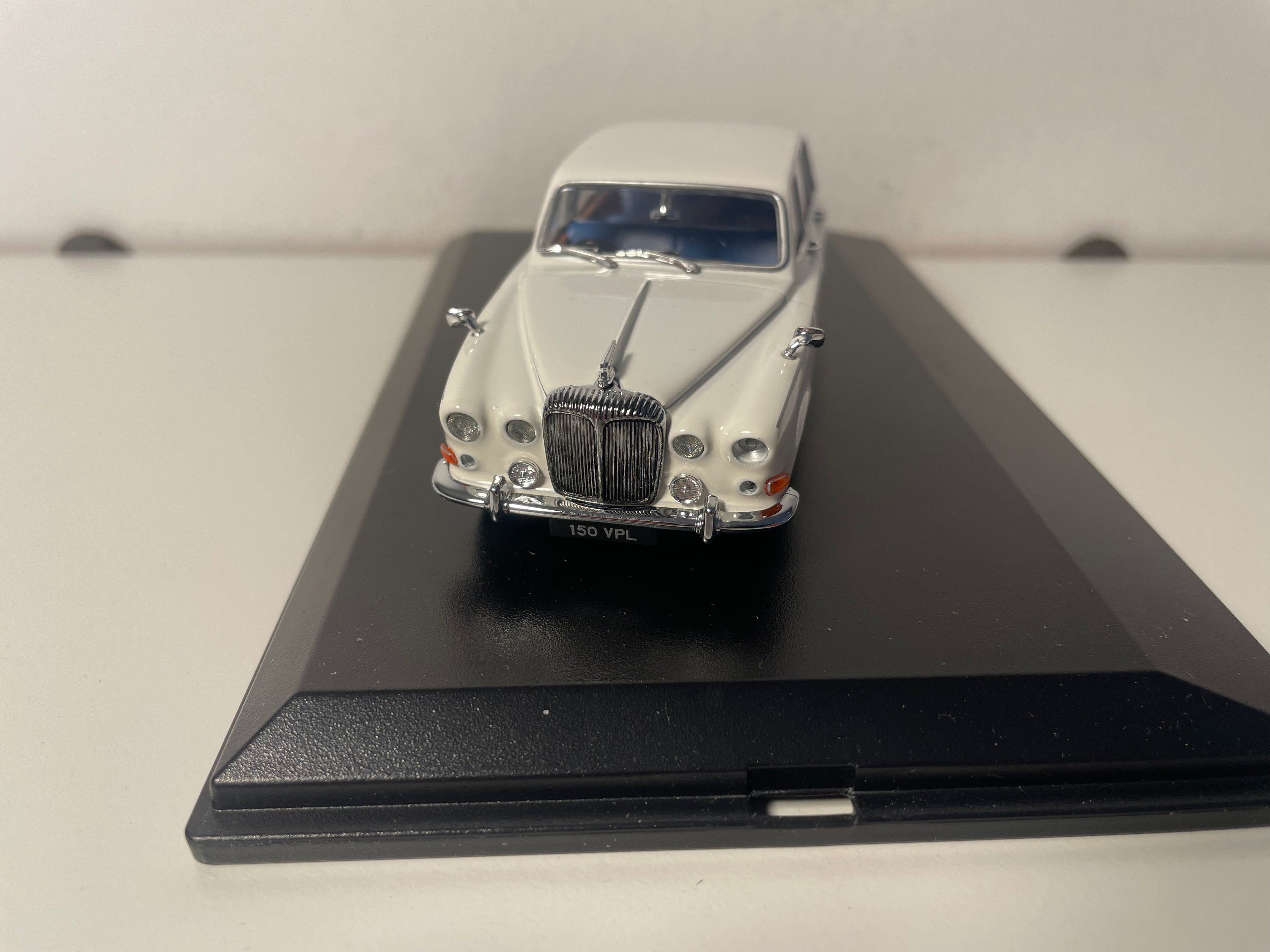 Daimler DS 420 biała (kremowa) - pudełko prostokątne