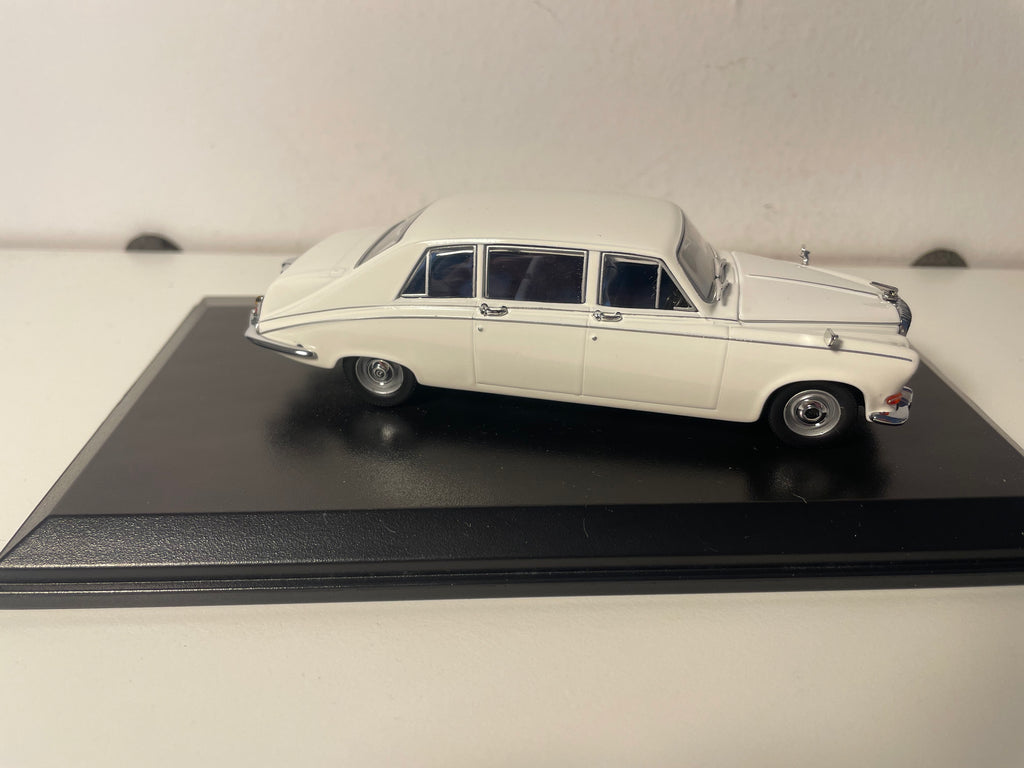 Daimler DS 420 biała (kremowa) - pudełko prostokątne