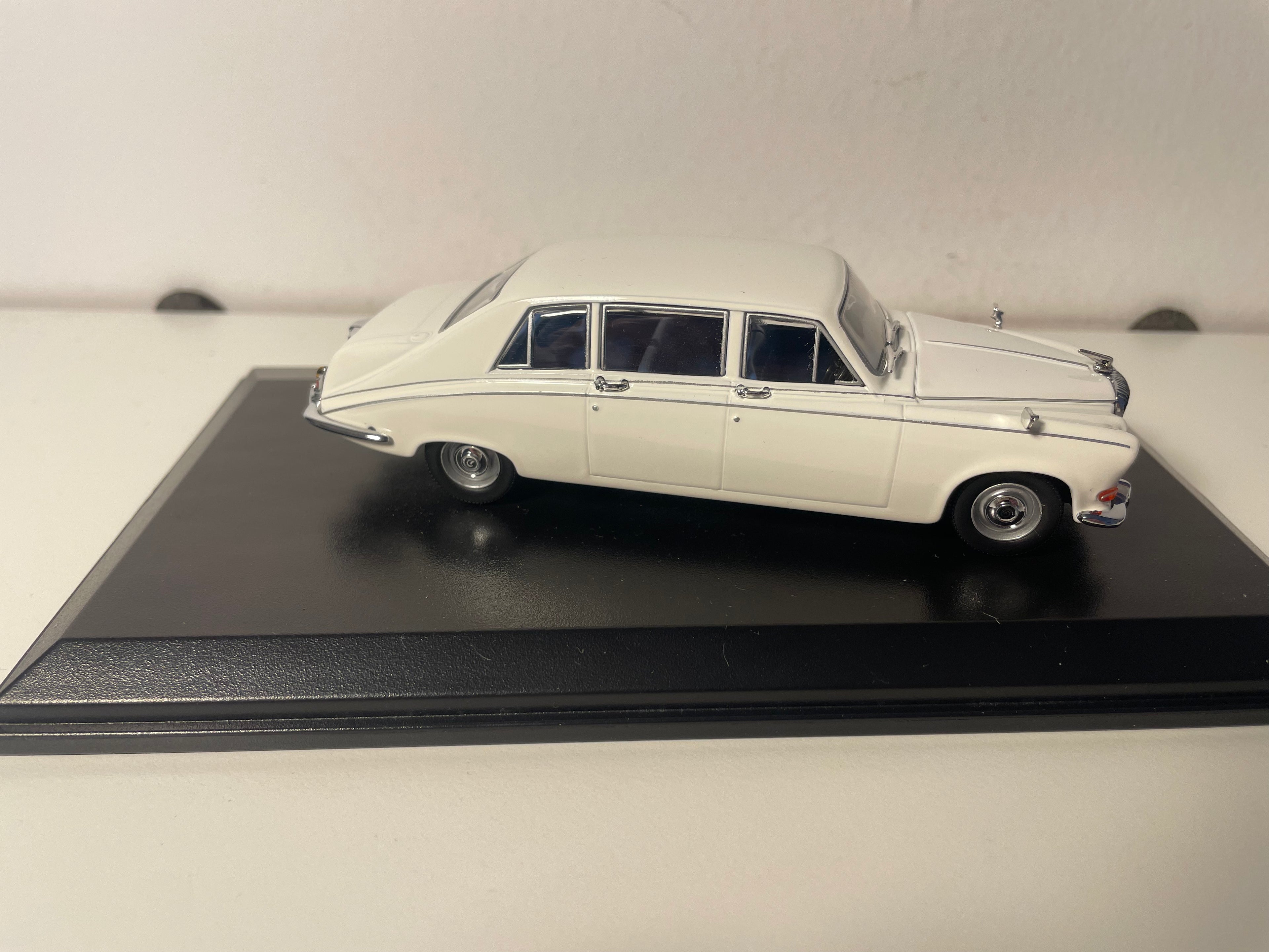 Daimler DS 420 biała (kremowa) - pudełko prostokątne
