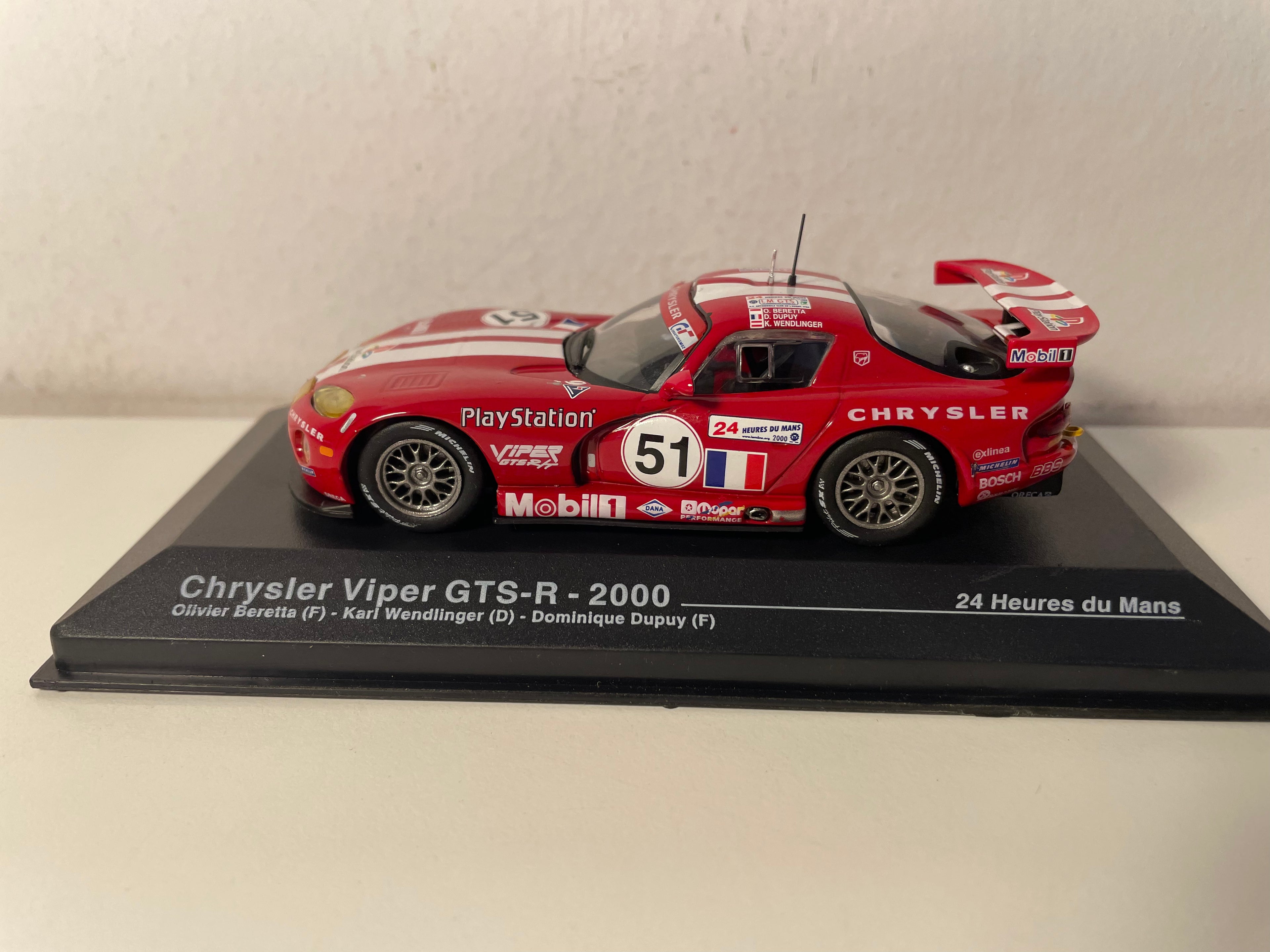 Chrysler Viper GTS-R roud a wäiss Nummer 51 - 24 Stonnen vu Le Mans vun 2000