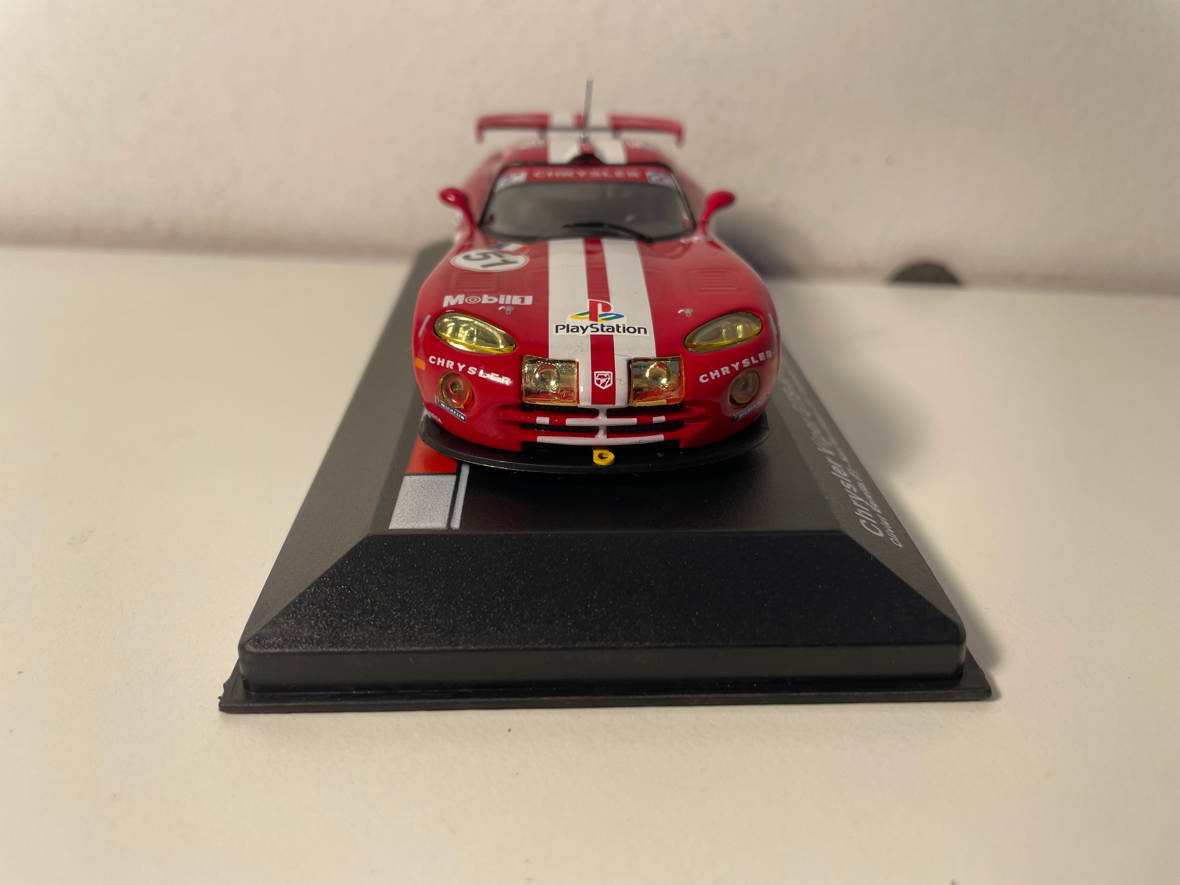 Chrysler Viper GTS-R roud a wäiss Nummer 51 - 24 Stonnen vu Le Mans vun 2000