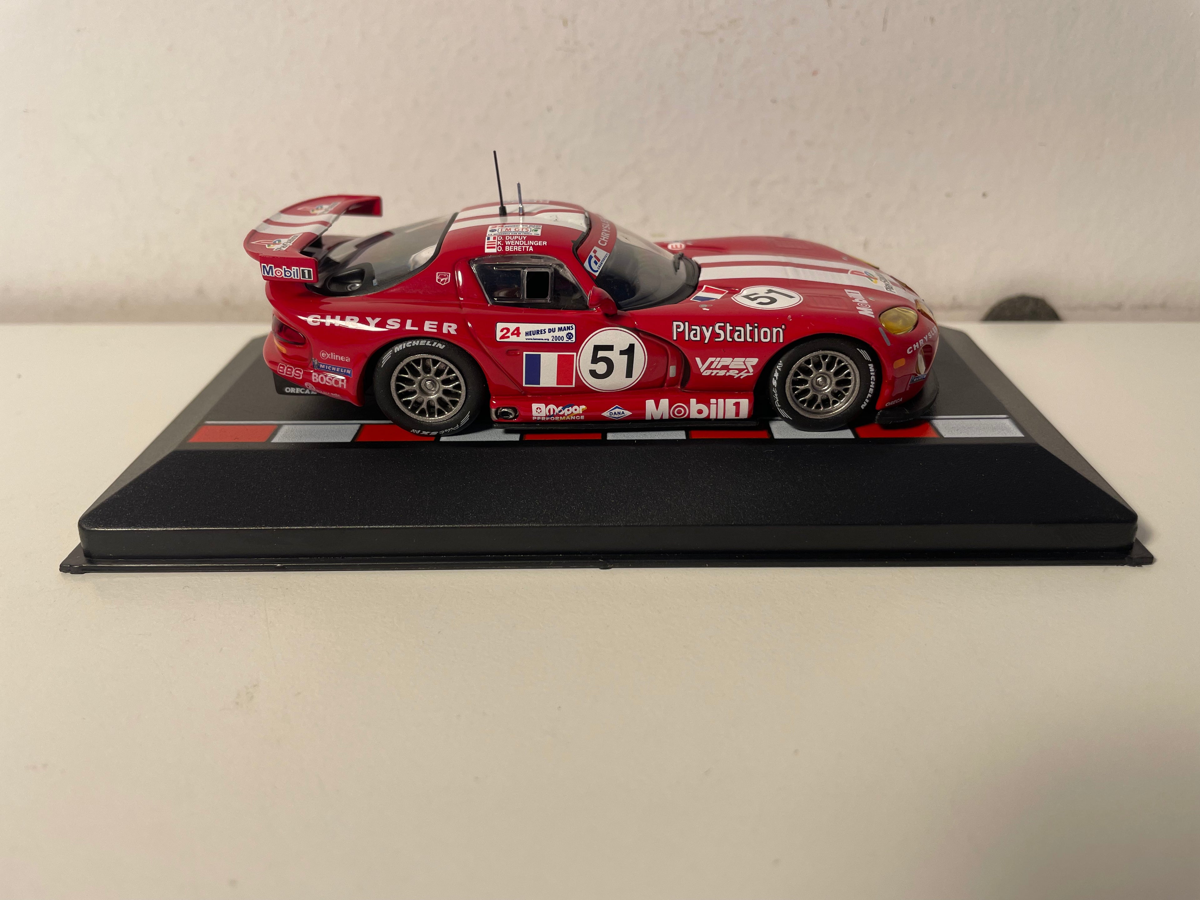 Chrysler Viper GTS-R roud a wäiss Nummer 51 - 24 Stonnen vu Le Mans vun 2000