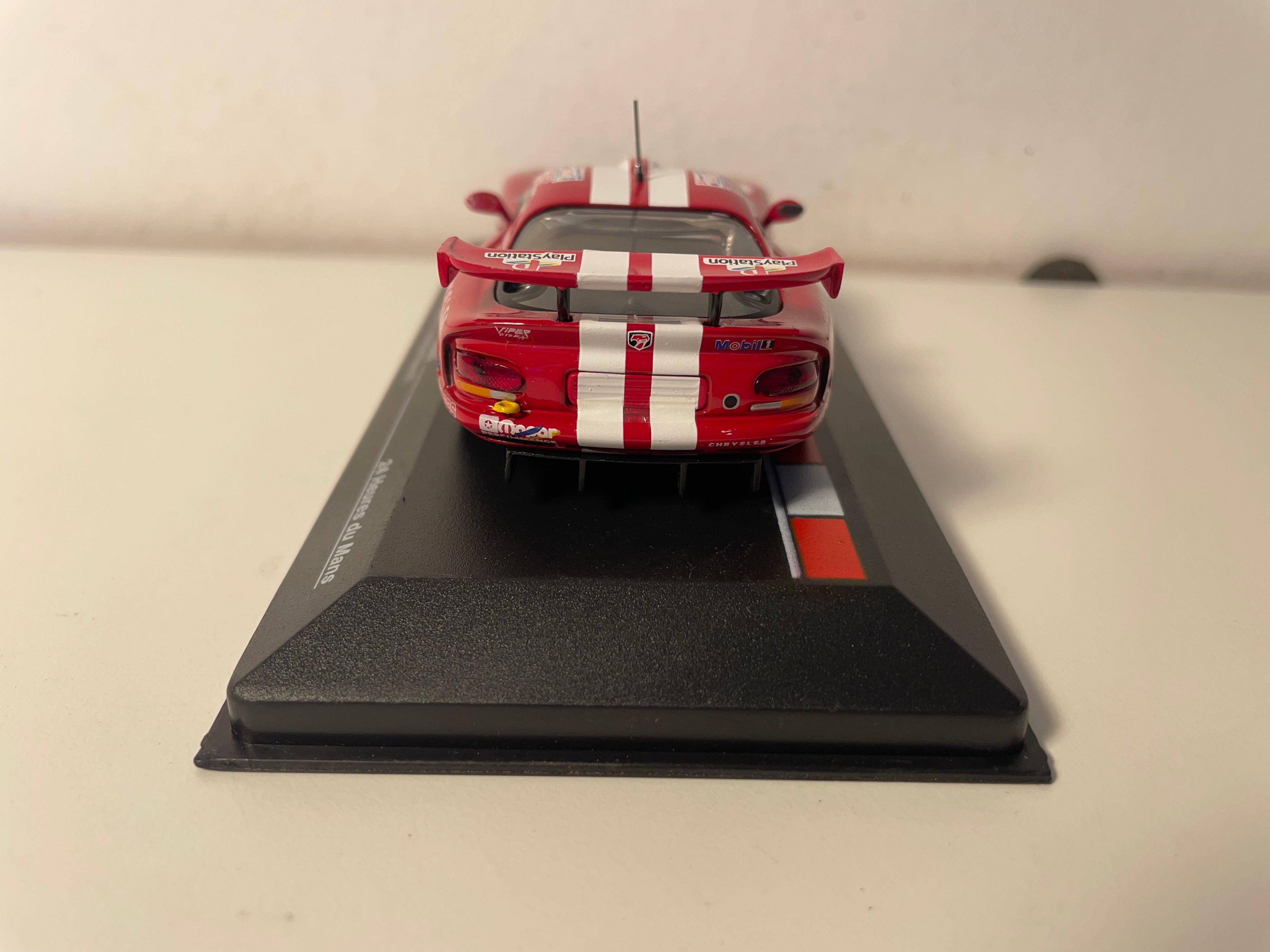 Chrysler Viper GTS-R roud a wäiss Nummer 51 - 24 Stonnen vu Le Mans vun 2000