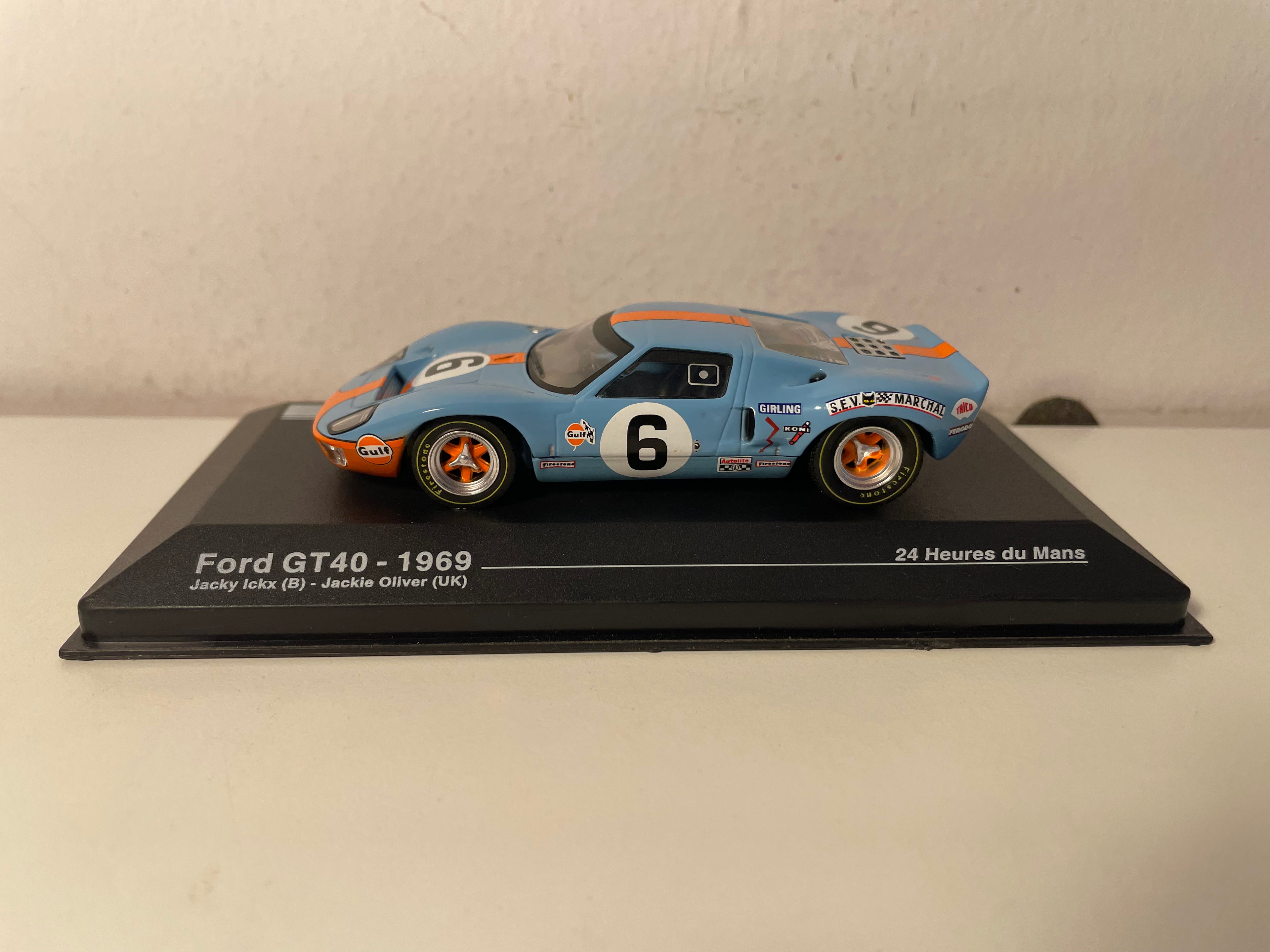 Ford GT40 bleue et orange (aux couleurs de GULF) numéro 6 - 24 heures du Mans de 1969