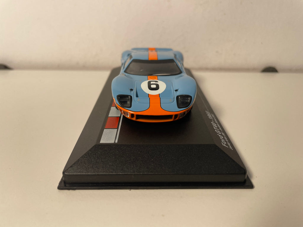 Ford GT40 azul y naranja (colores de GULF) número 6 - 24 horas de Le Mans de 1969