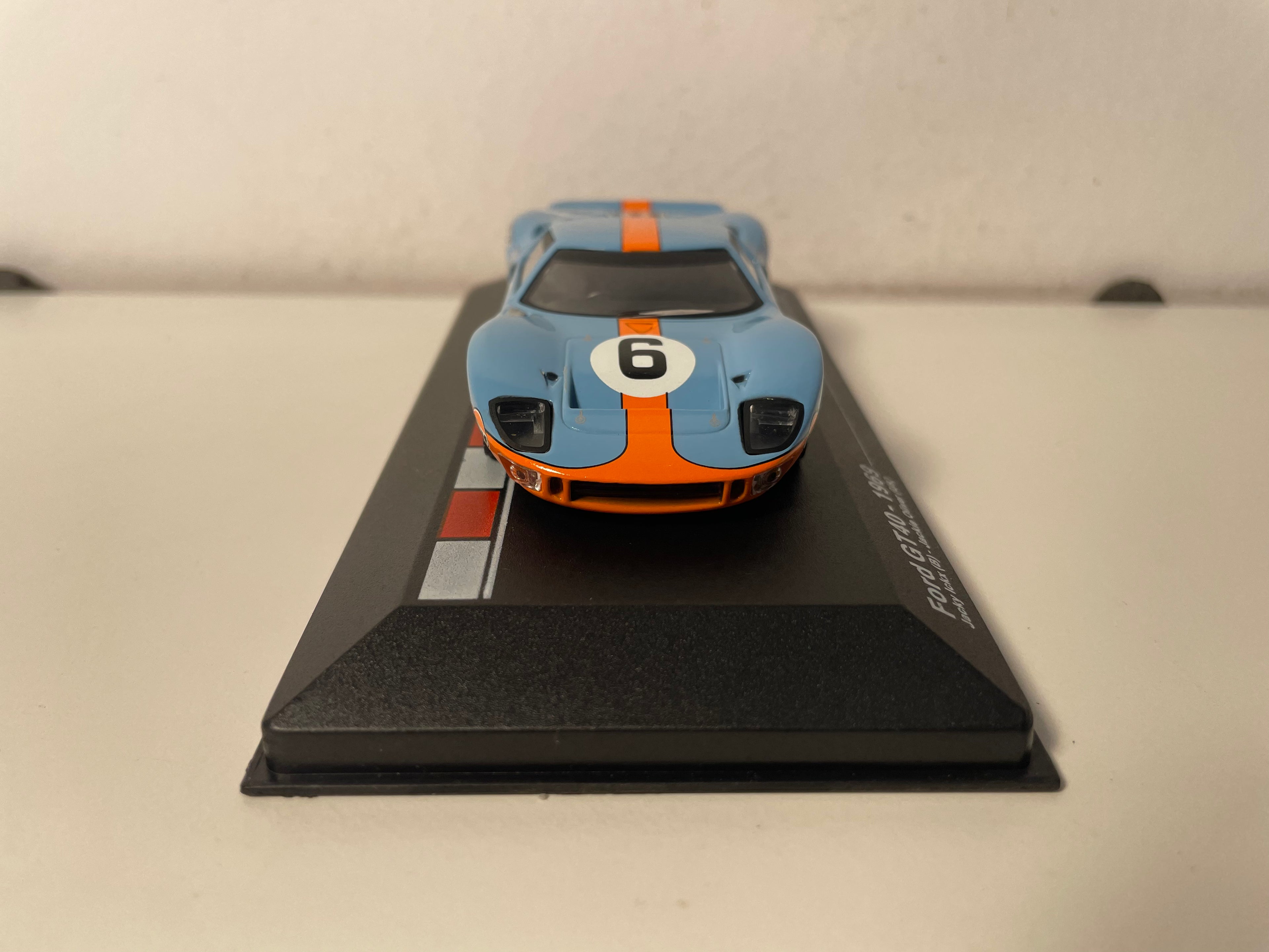 Ford GT40 bleue et orange (aux couleurs de GULF) numéro 6 - 24 heures du Mans de 1969