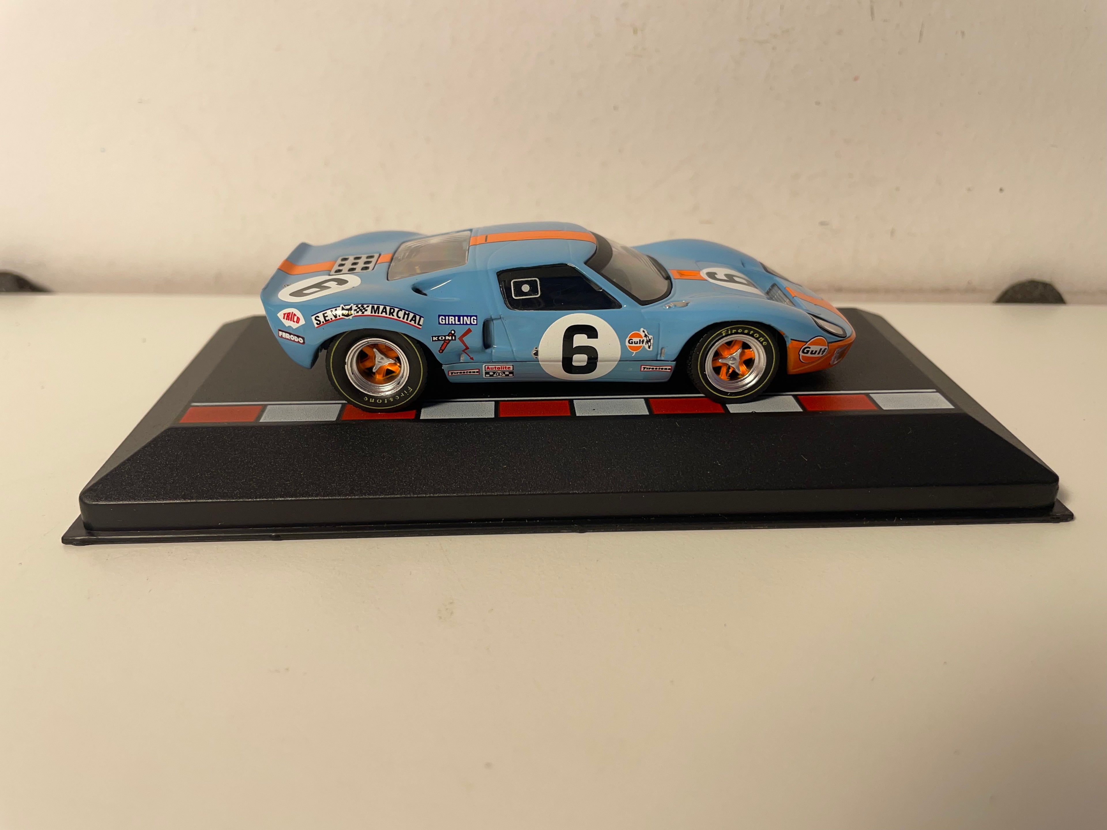 Ford GT40 bleue et orange (aux couleurs de GULF) numéro 6 - 24 heures du Mans de 1969