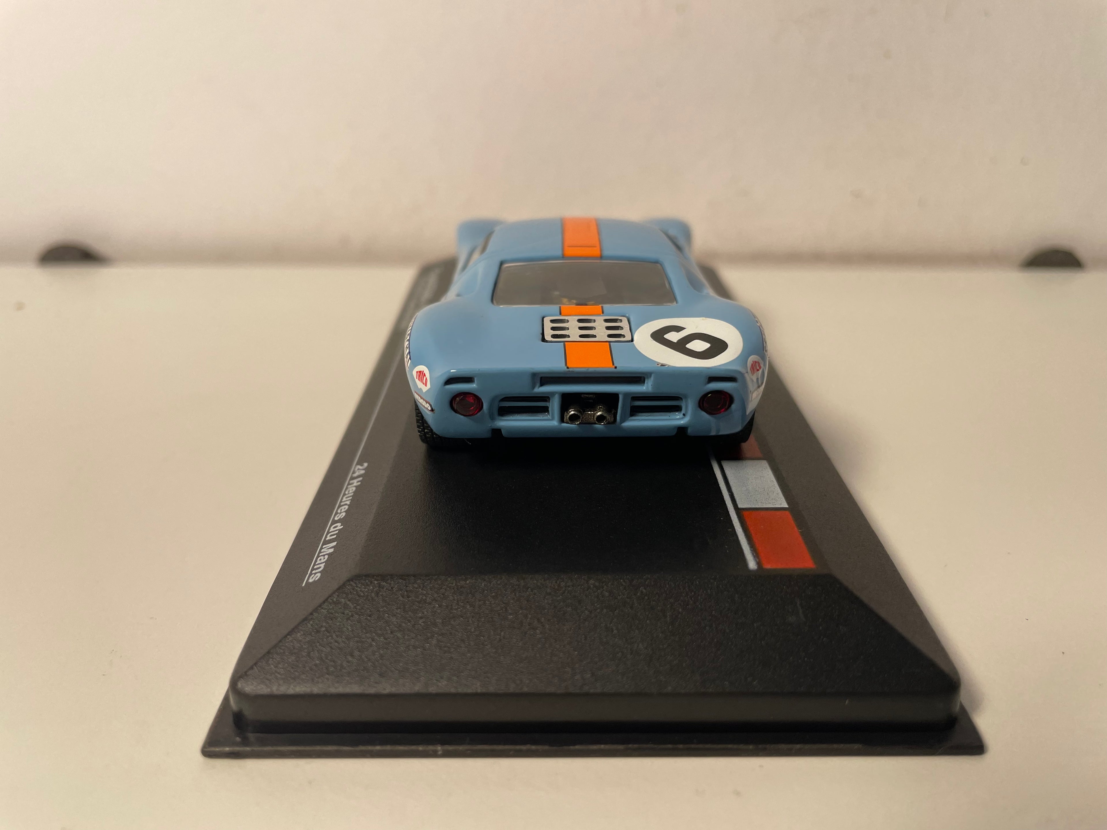 Ford GT40 bleue et orange (aux couleurs de GULF) numéro 6 - 24 heures du Mans de 1969