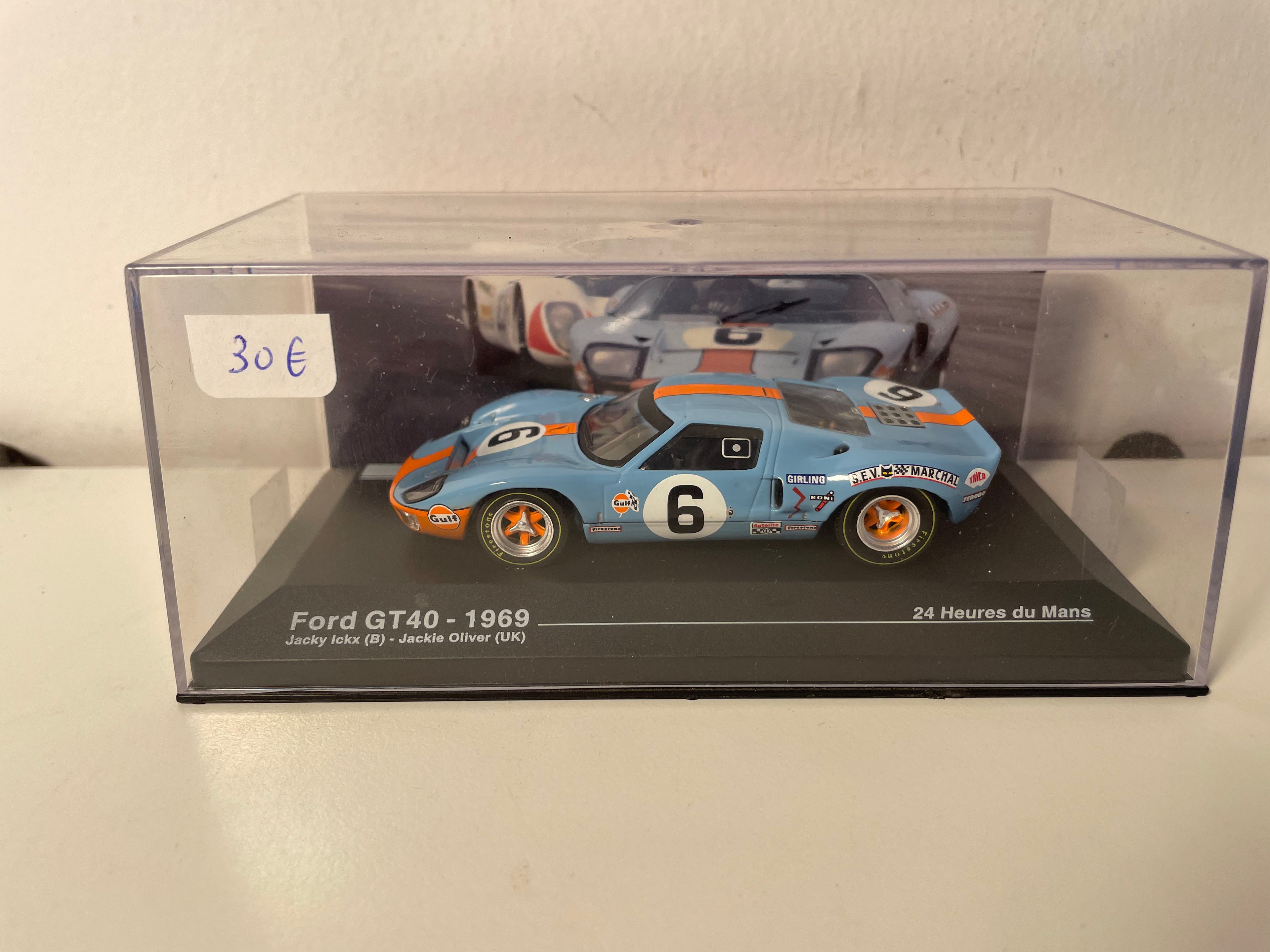 Ford GT40 bleue et orange (aux couleurs de GULF) numéro 6 - 24 heures du Mans de 1969