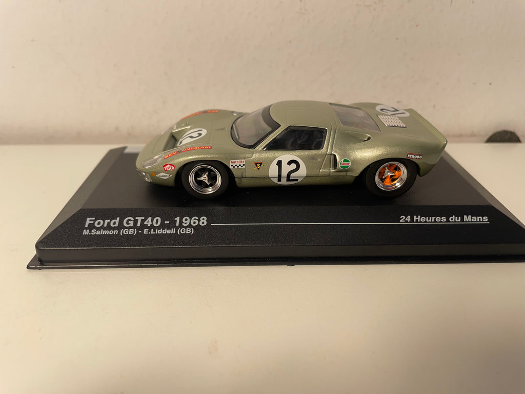 Ford GT40 gris/vert? numéro 12 - 24 heures du Mans de 1968