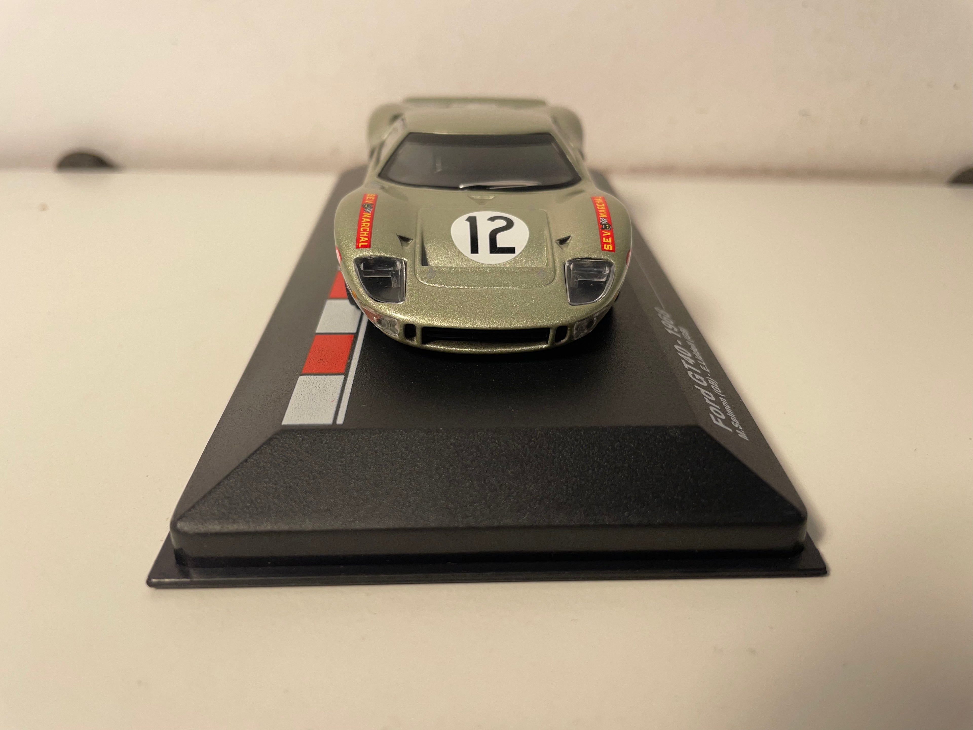 Ford GT40 gris/vert? numéro 12 - 24 heures du Mans de 1968