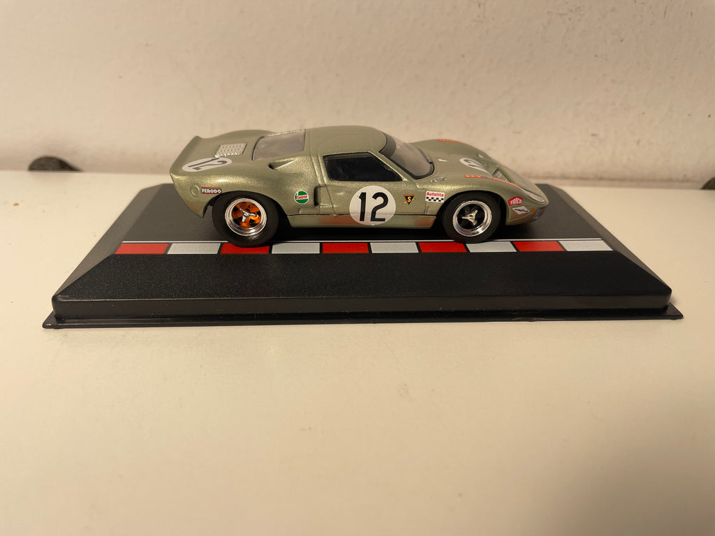 Ford GT40 gris/vert? numéro 12 - 24 heures du Mans de 1968