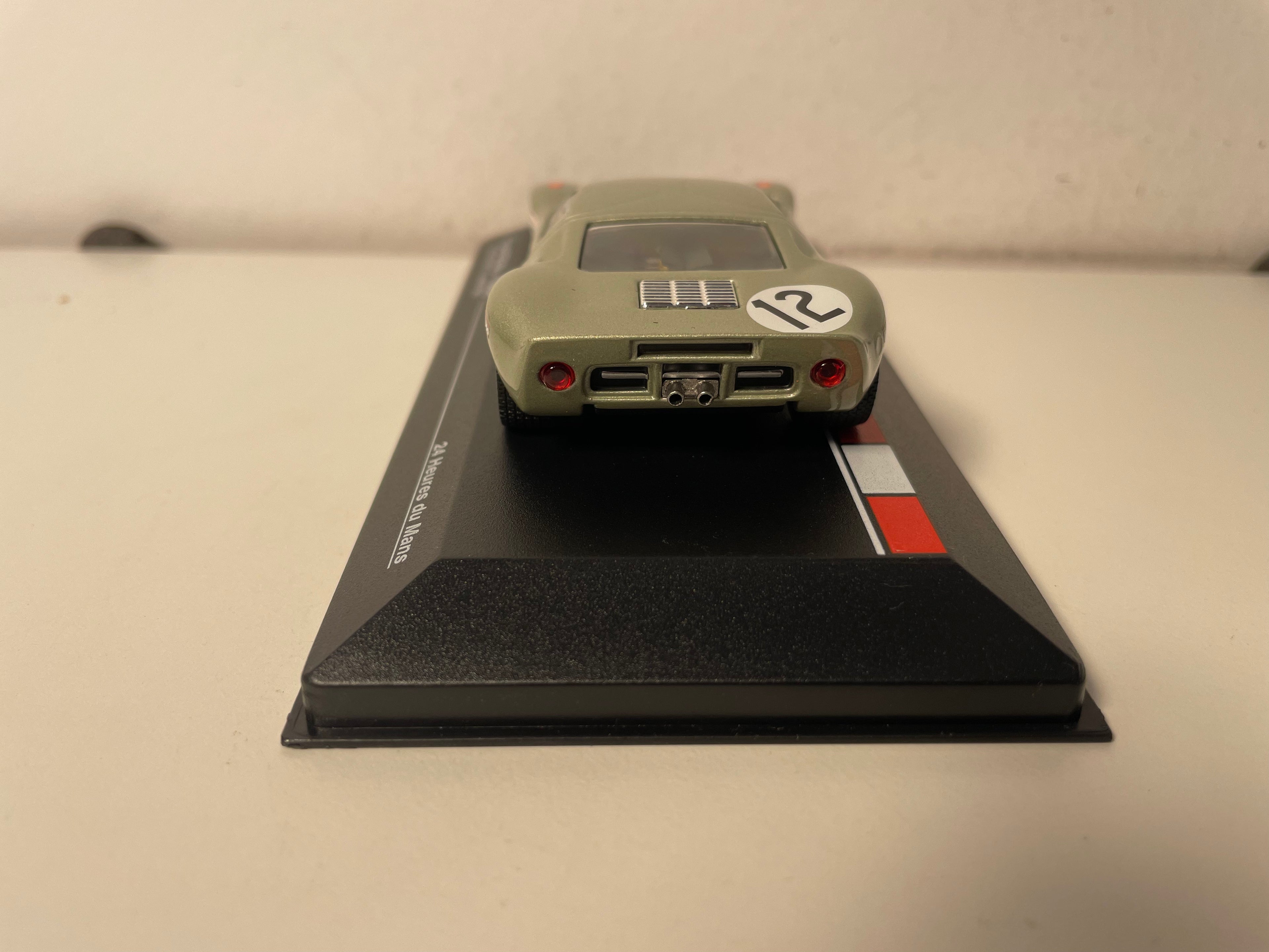 Ford GT40 gris/vert? numéro 12 - 24 heures du Mans de 1968