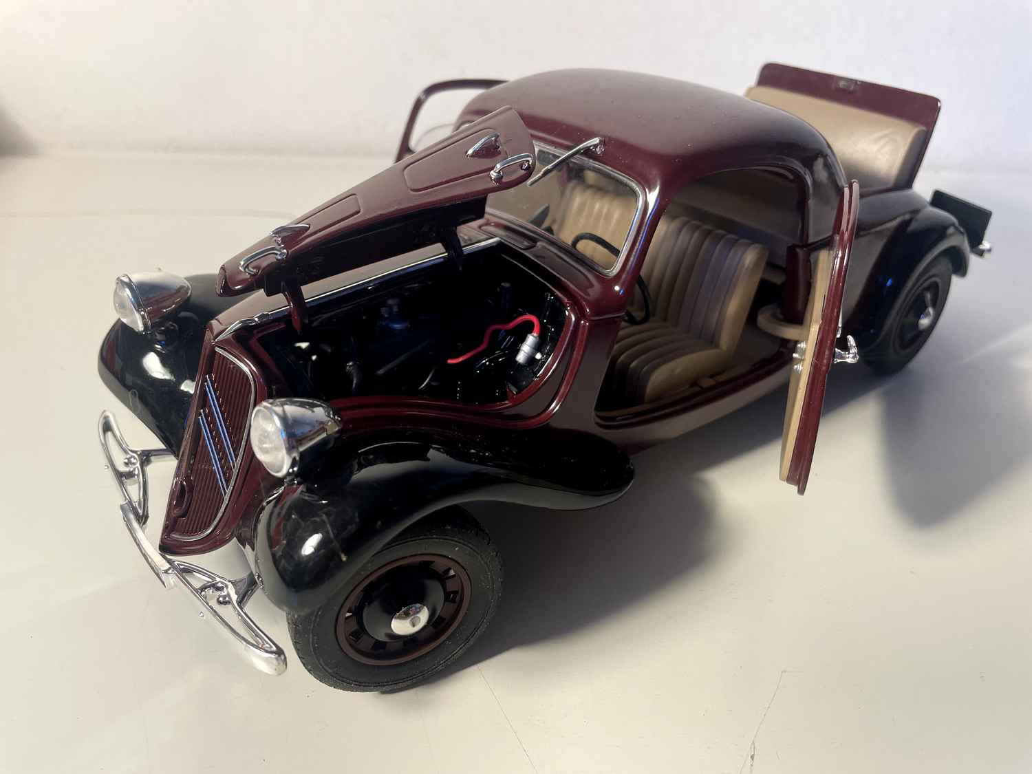 Citroën Traction 11B Bordeaux von 1938 - Solido (1/18 Maßstab)