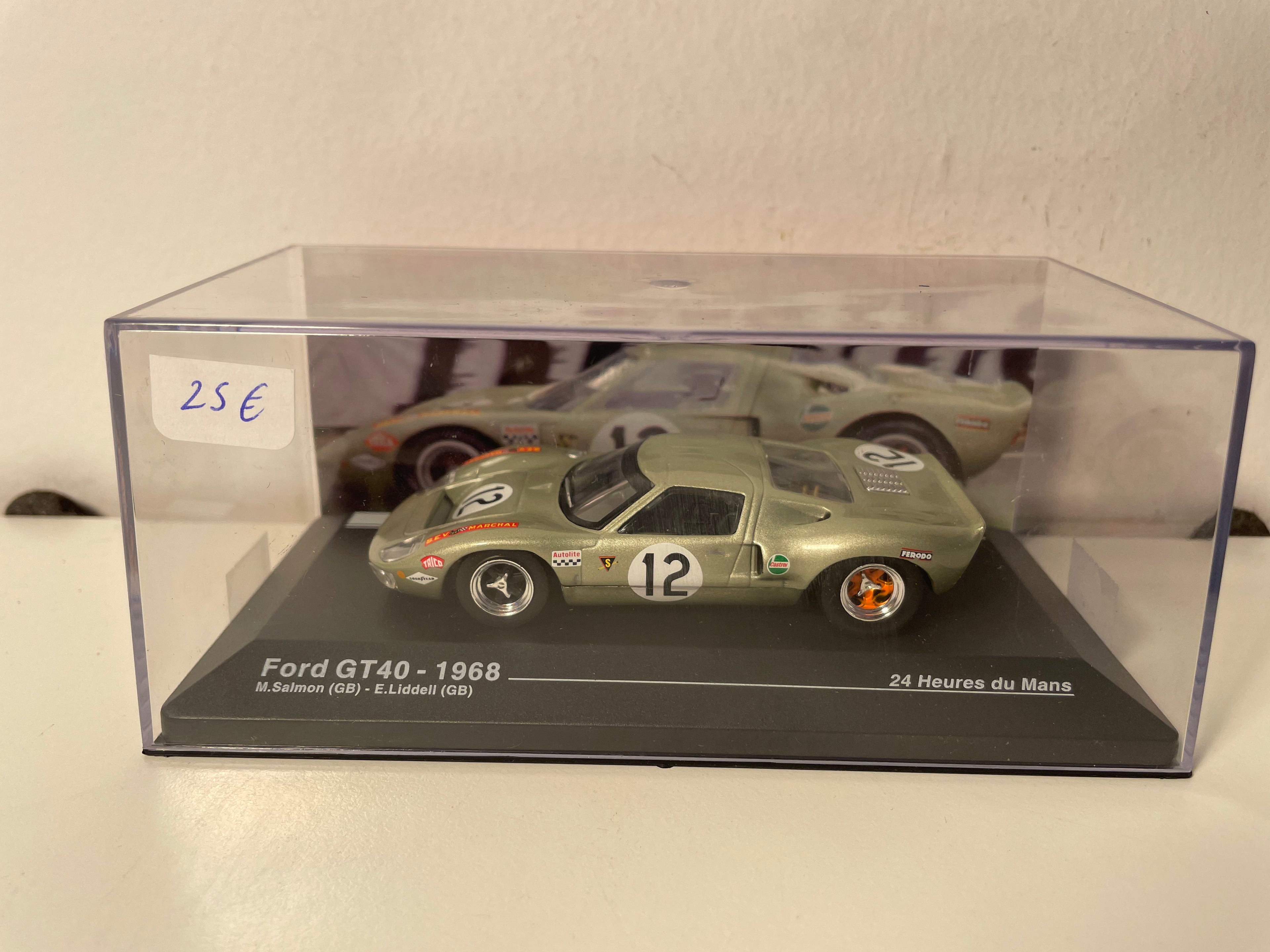 Ford GT40 gris/vert? numéro 12 - 24 heures du Mans de 1968
