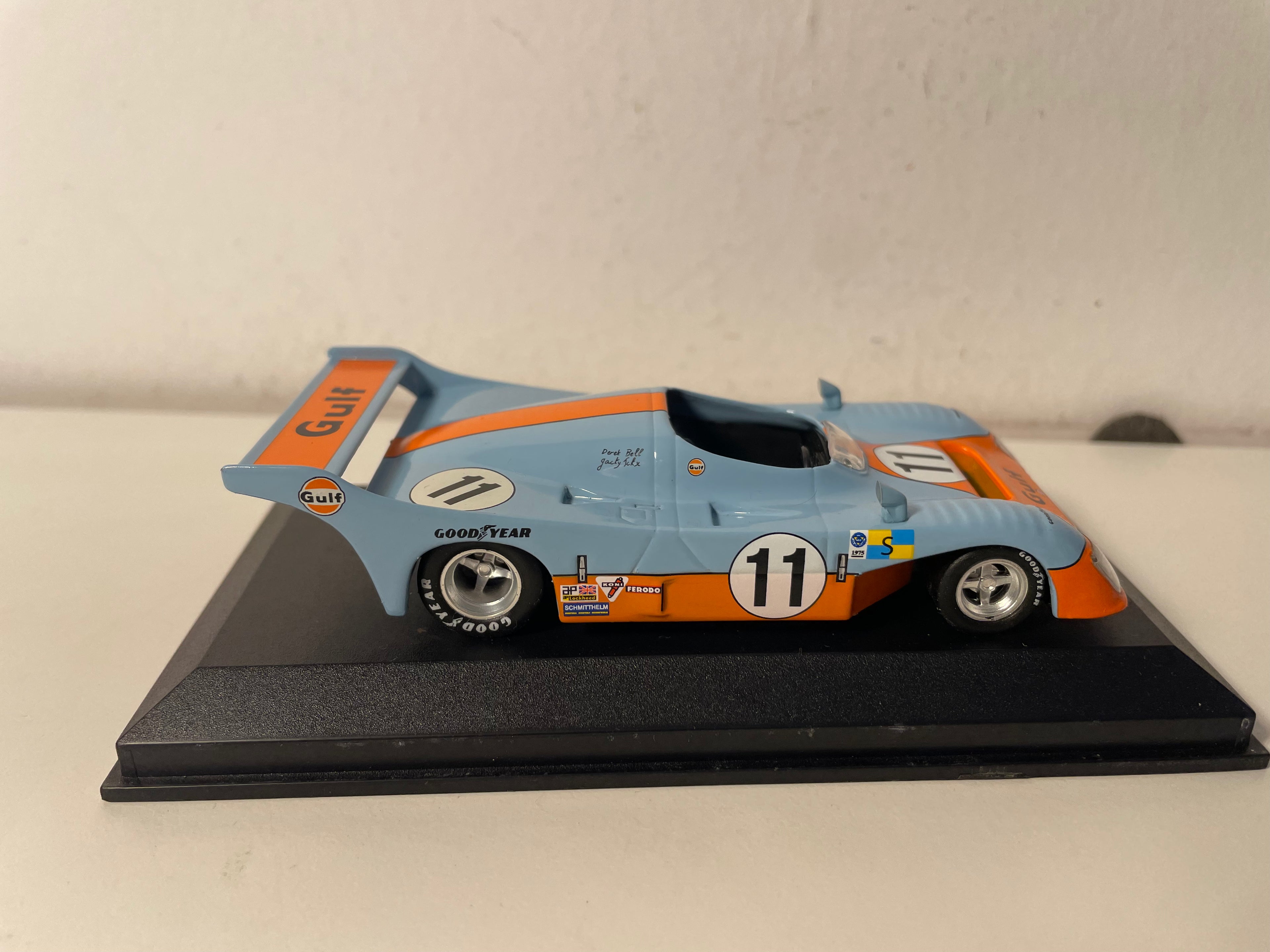 Gulf Mirage GR-8 bleue et orange (aux couleurs de GULF) numéro 11 - 24 heures du Mans de 1975