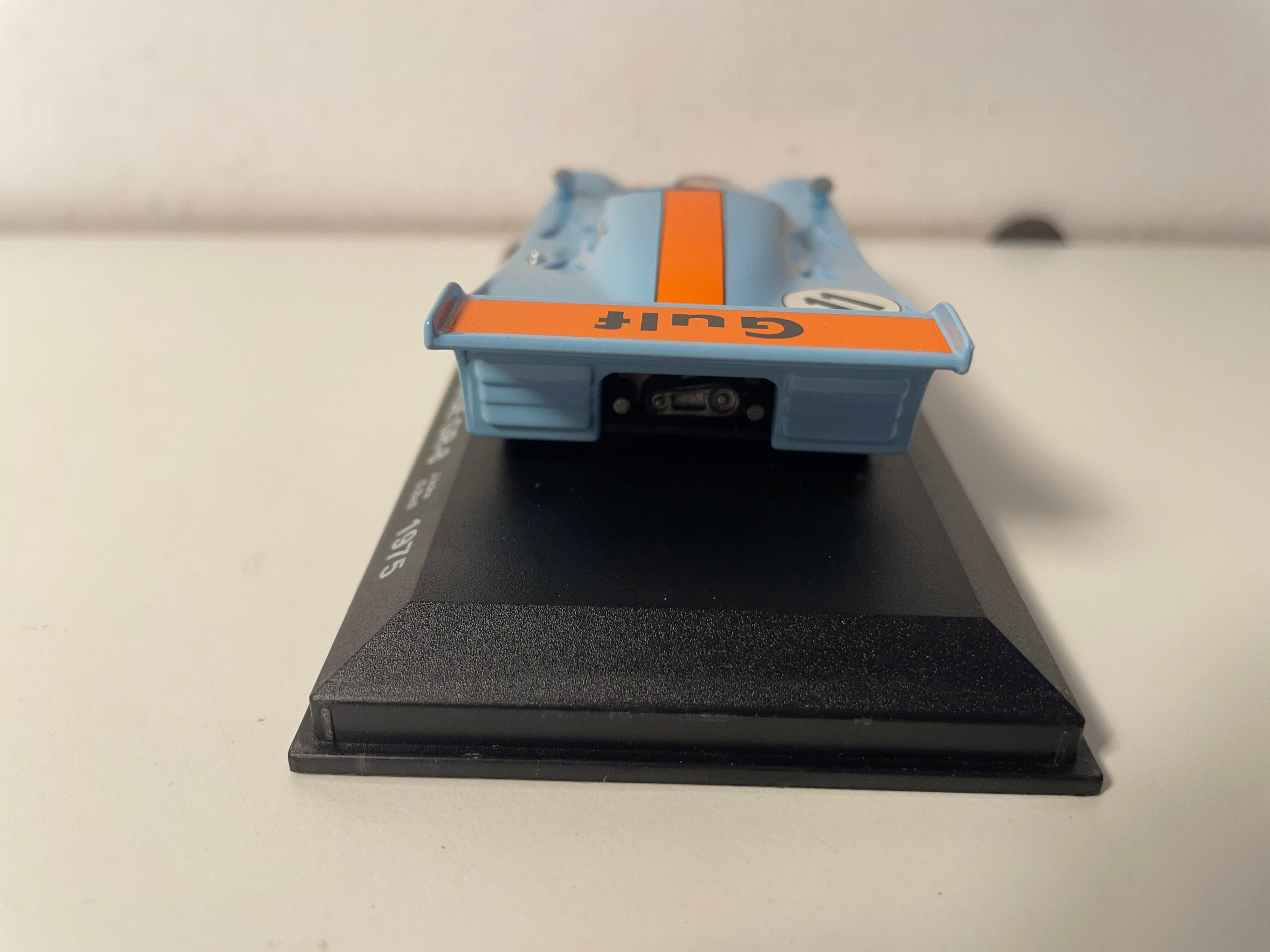 Gulf Mirage GR-8 bleue et orange (aux couleurs de GULF) numéro 11 - 24 heures du Mans de 1975