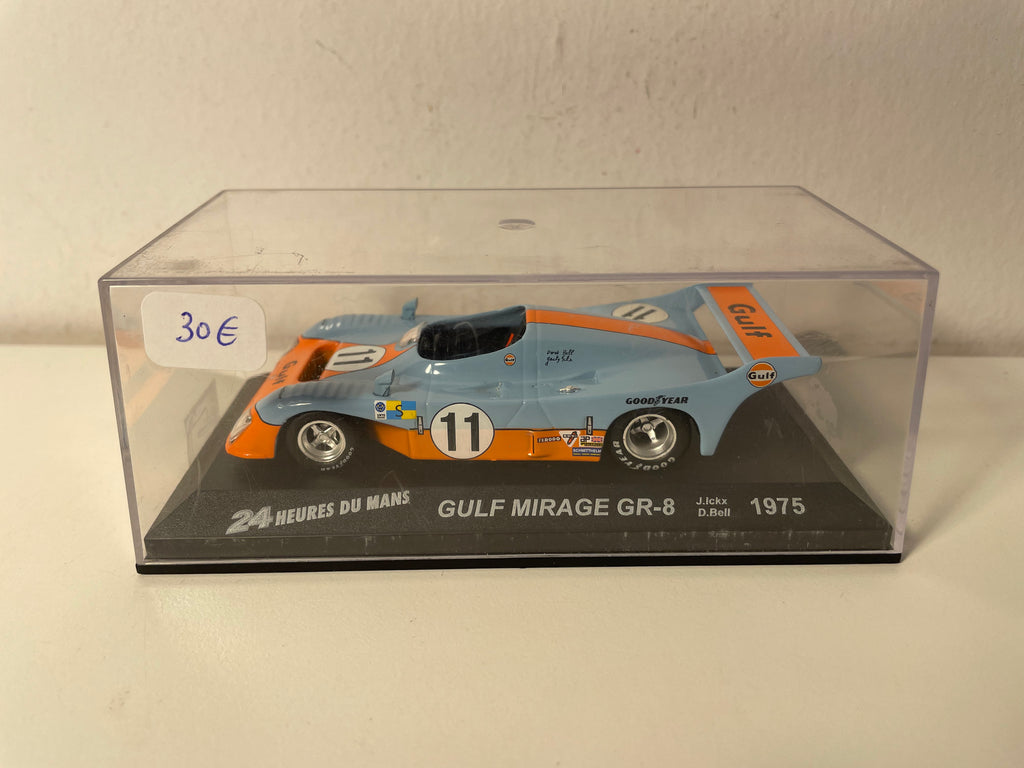 Gulf Mirage GR-8 bleue et orange (aux couleurs de GULF) numéro 11 - 24 heures du Mans de 1975