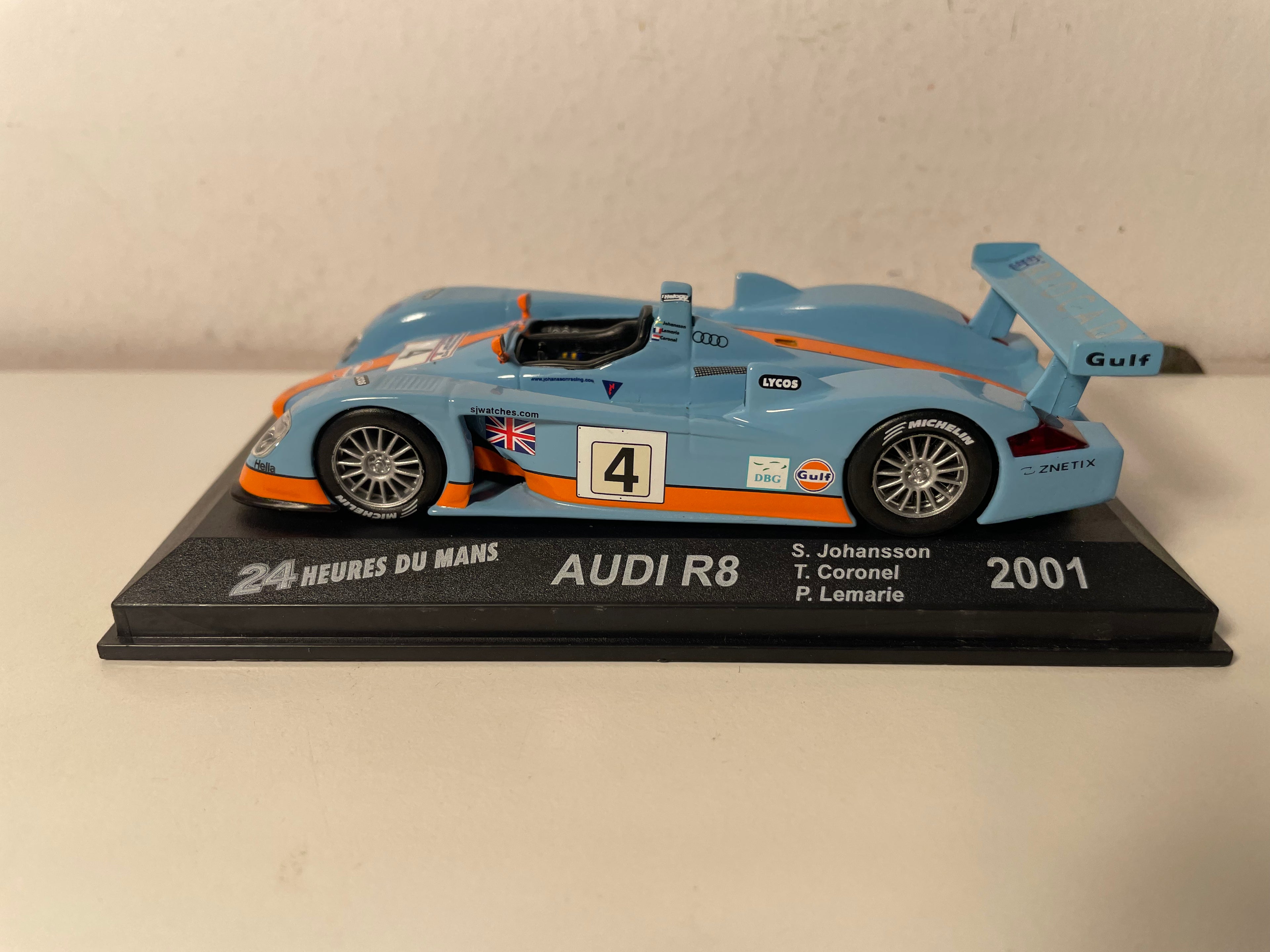 Audi R8 bleue et orange (aux couleurs de GULF) numéro 4 - 24 heures du Mans de 2001