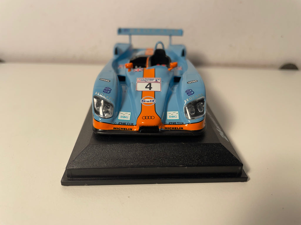 Audi R8 bleue et orange (aux couleurs de GULF) numéro 4 - 24 heures du Mans de 2001