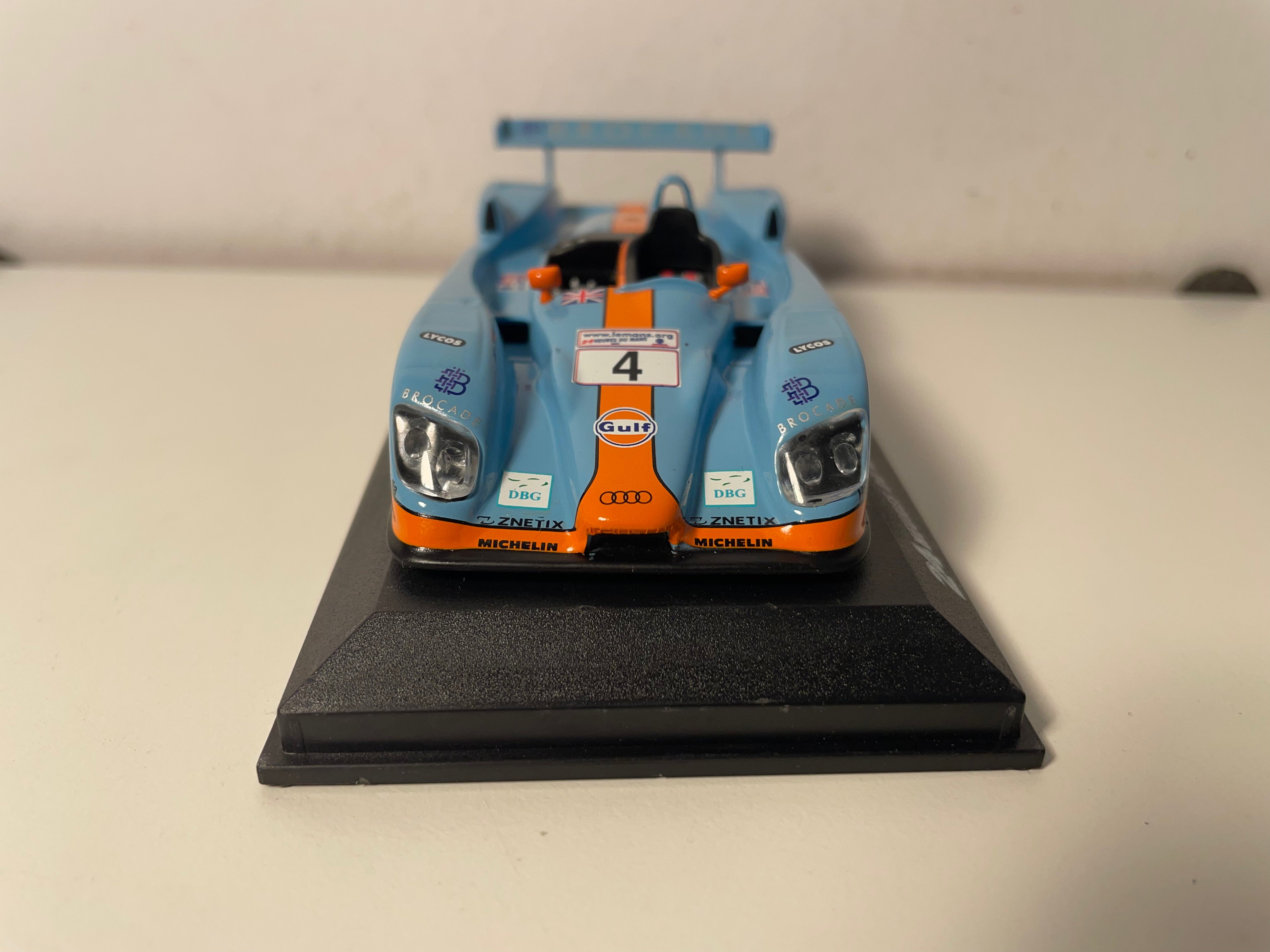 Audi R8 bleue et orange (aux couleurs de GULF) numéro 4 - 24 heures du Mans de 2001