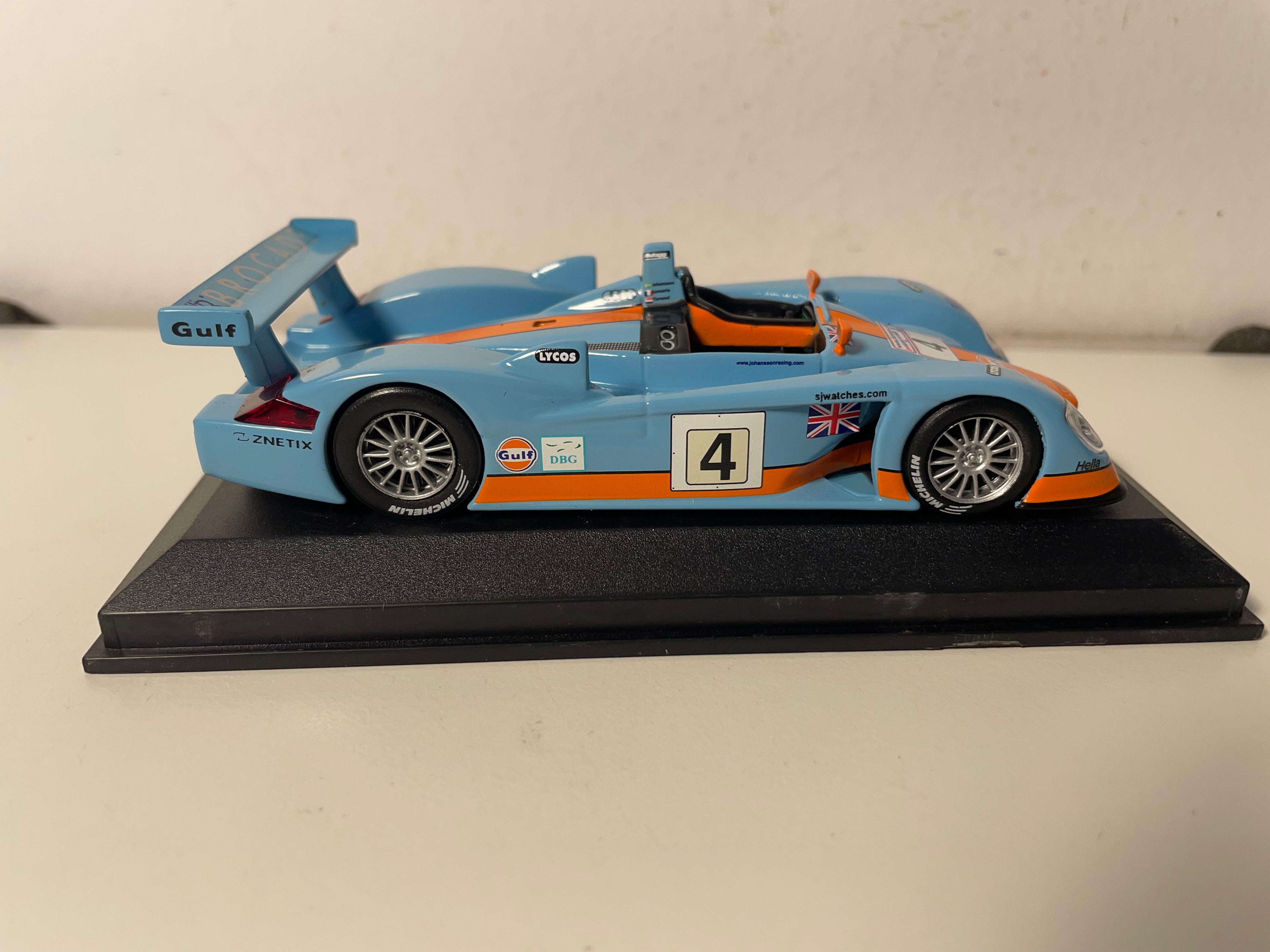 Audi R8 bleue et orange (aux couleurs de GULF) numéro 4 - 24 heures du Mans de 2001