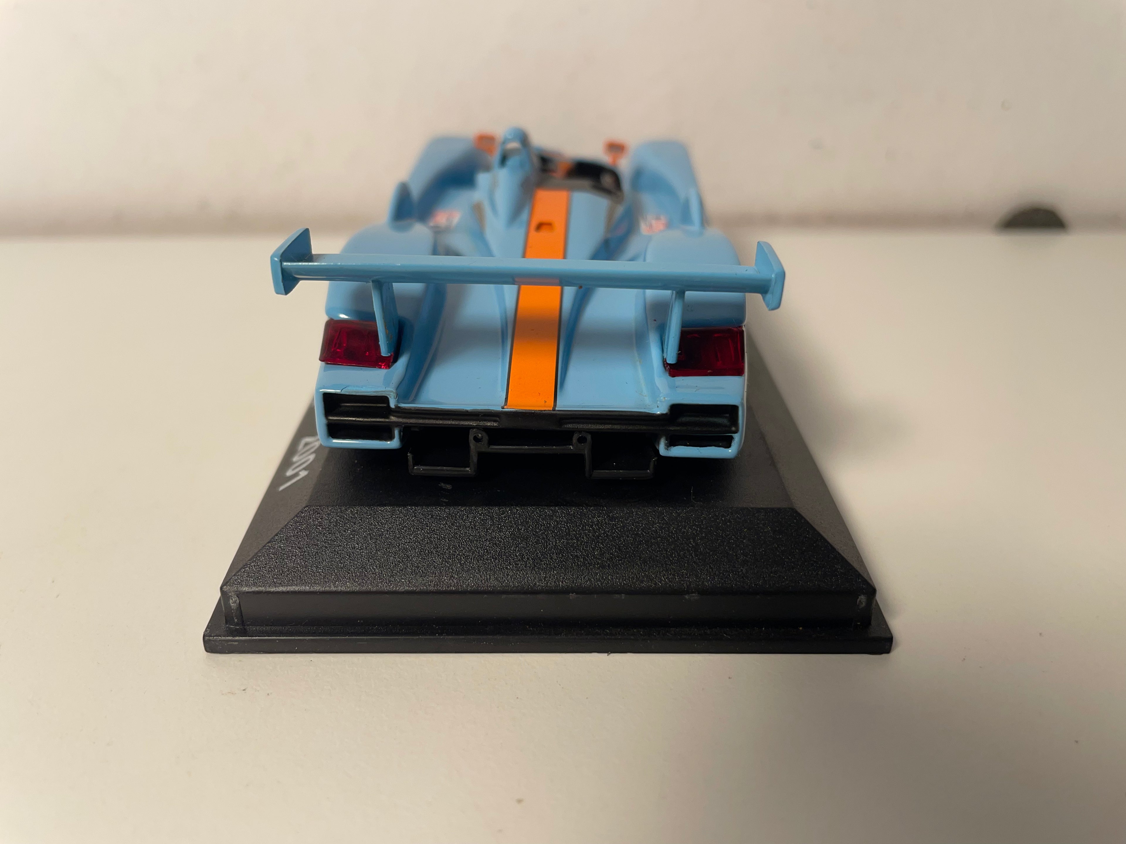 Audi R8 bleue et orange (aux couleurs de GULF) numéro 4 - 24 heures du Mans de 2001