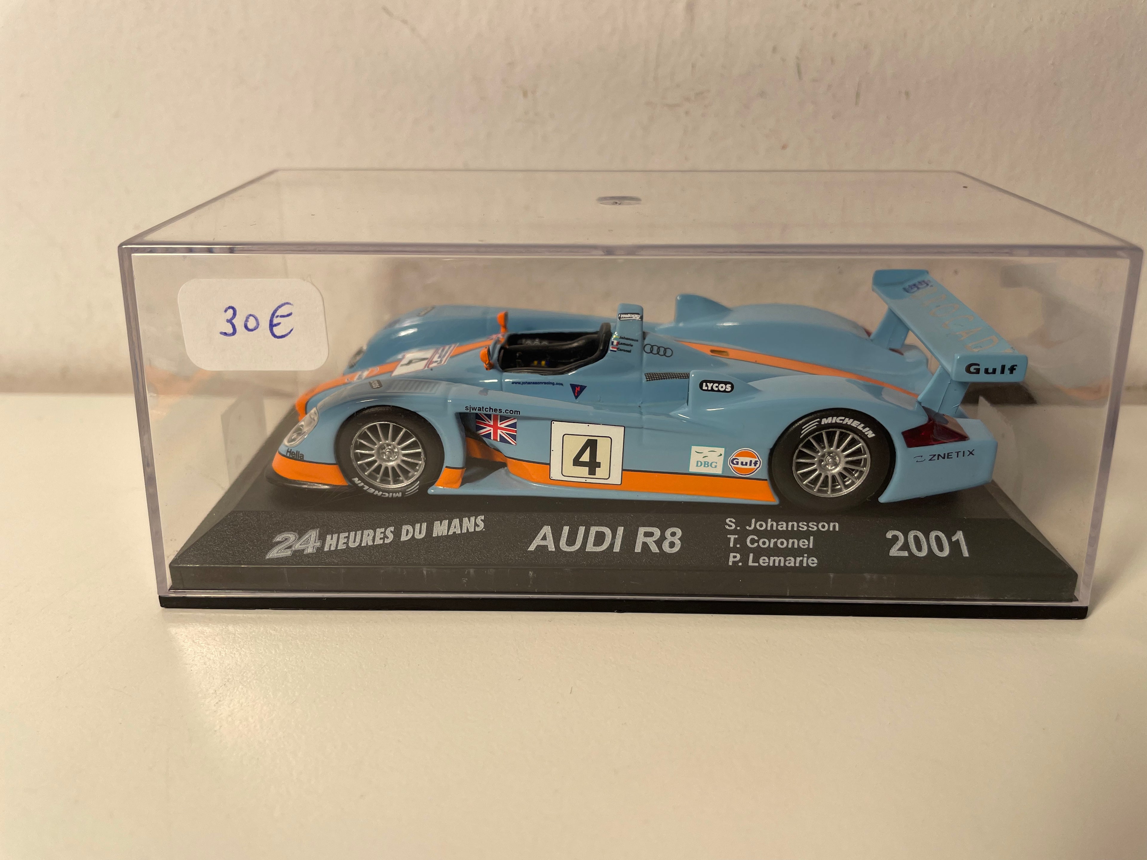 Audi R8 bleue et orange (aux couleurs de GULF) numéro 4 - 24 heures du Mans de 2001