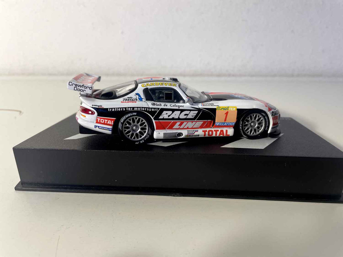 Chrysler Viper GTS-R blanche, noire et rouge numéro 1 - 24 heures du Spa de 2002 (Spa-Francorchamps)