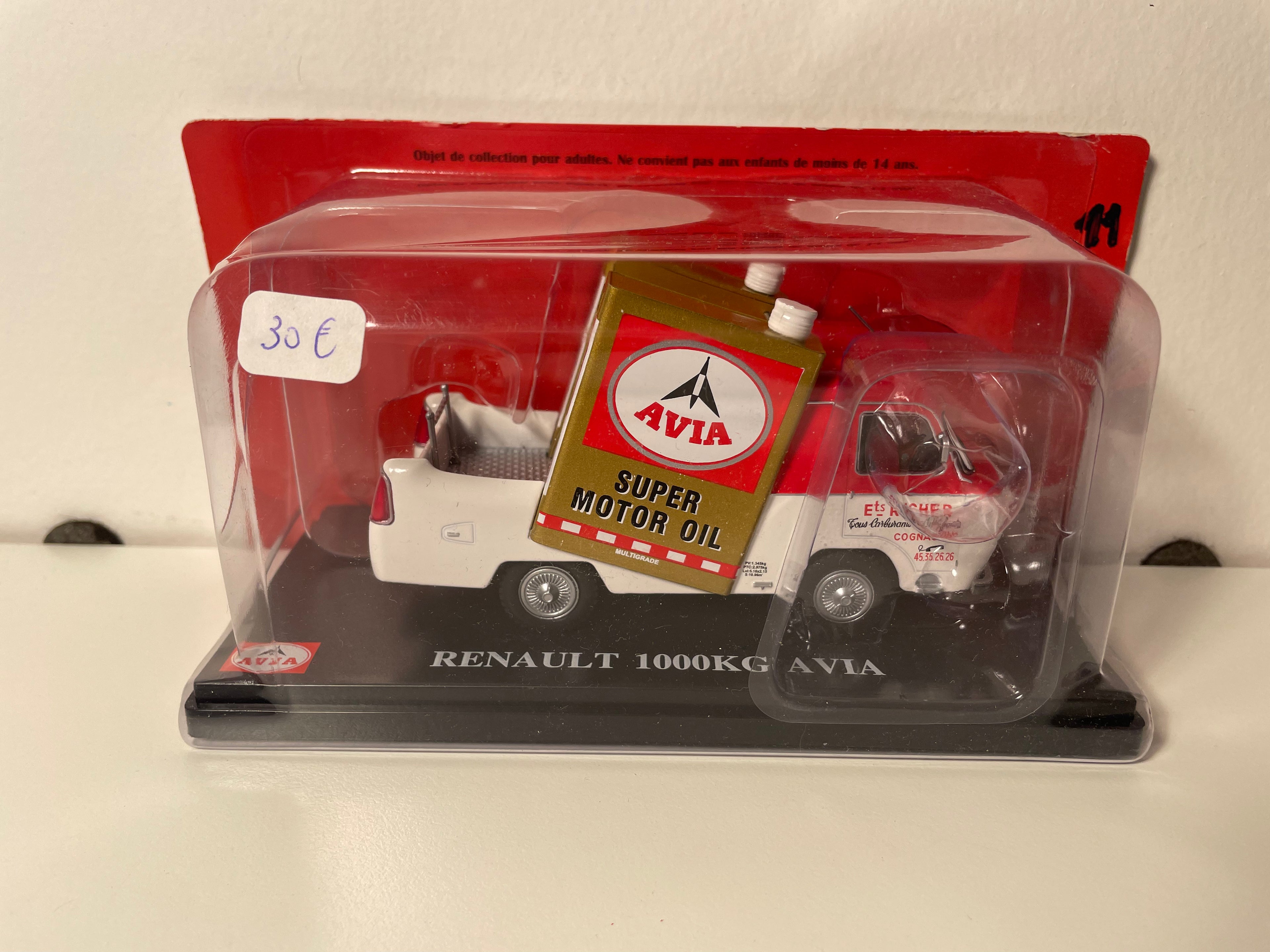 Renault 1000 Kg blanc et rouge avec publicité AVIA