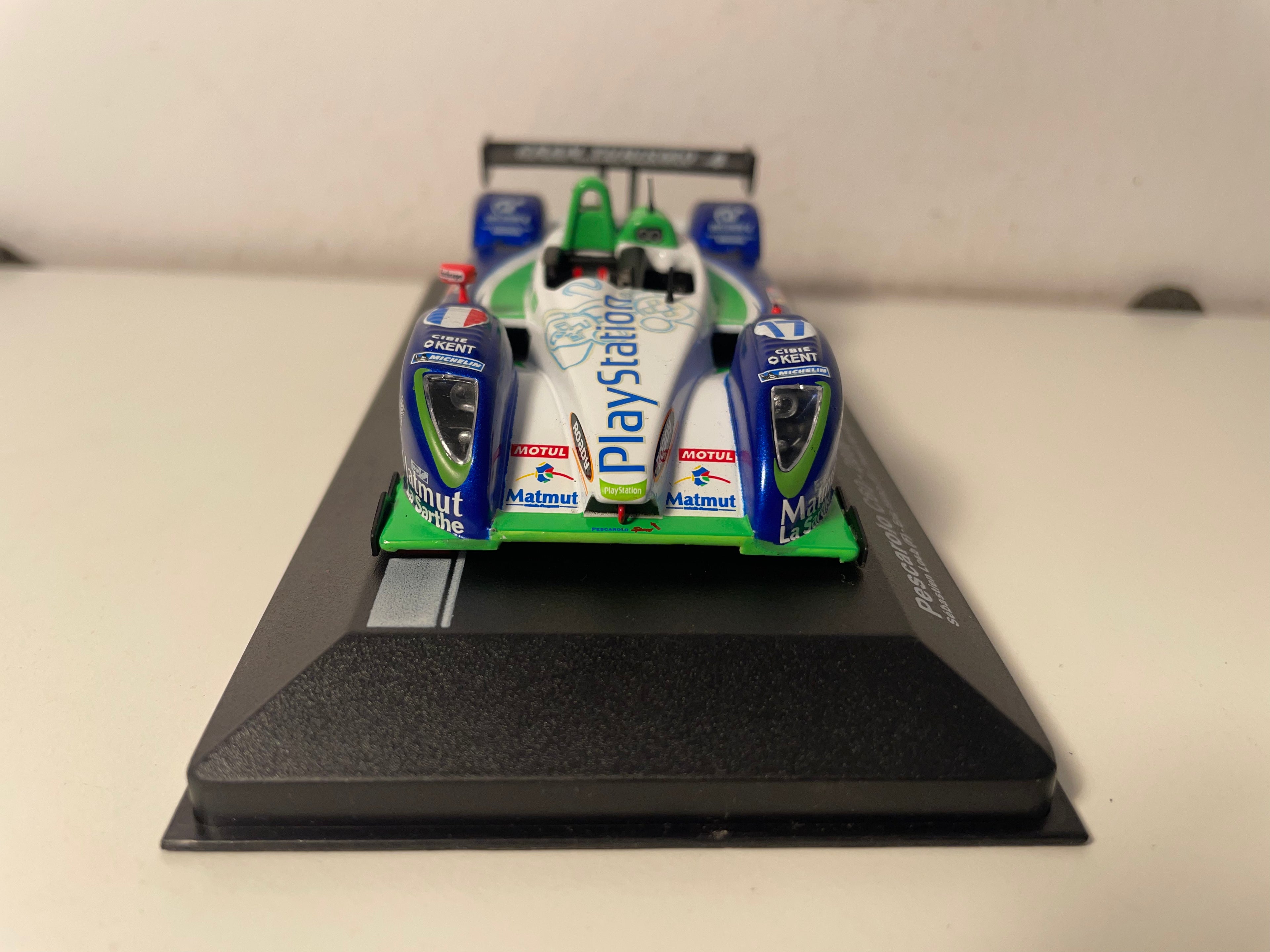Pescarolo C60 bleue, blanche et verte numéro 17 - 24 heures du Mans de 2006 (UN RETRO A COLLER)
