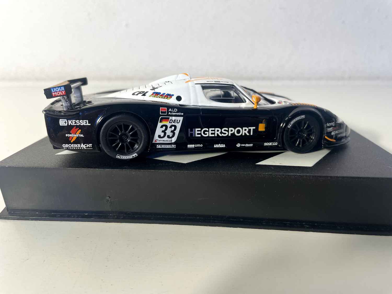 Maserati MC12 GT1 nera e bianca numero 33 - FIA GT Spa 2010 Spa-Francorchamps)
