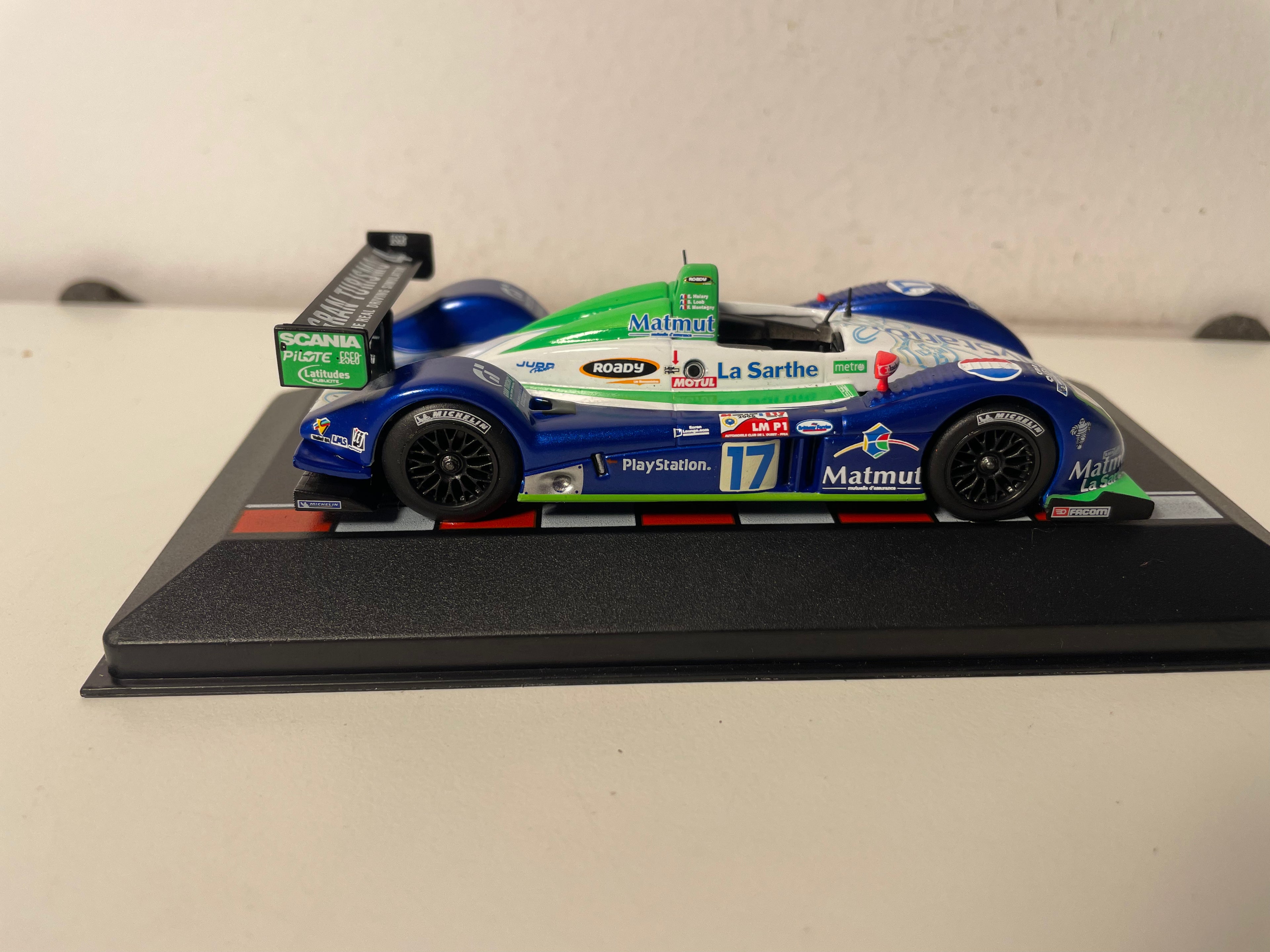 Pescarolo C60 bleue, blanche et verte numéro 17 - 24 heures du Mans de 2006 (UN RETRO A COLLER)