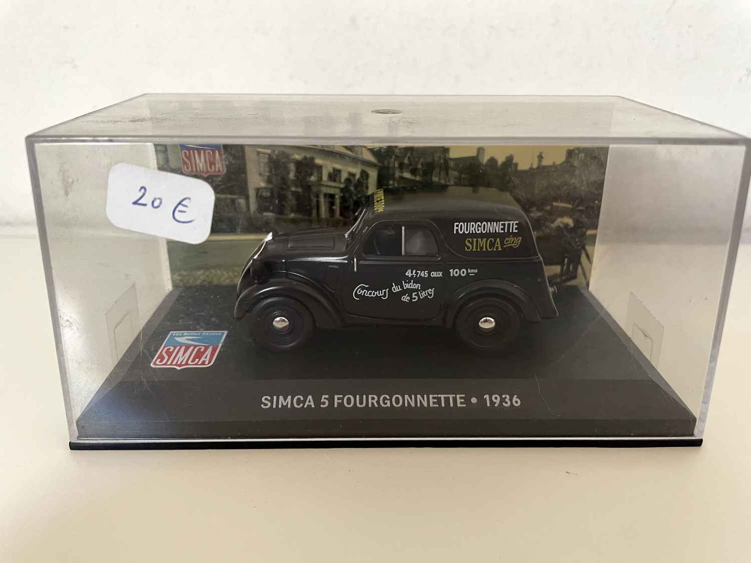 Furgoneta negra SIMCA 5 de 1936