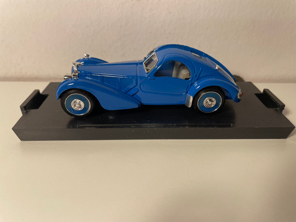 Bugatti 57S coupé blu del 1932/1934 (BRUMM)