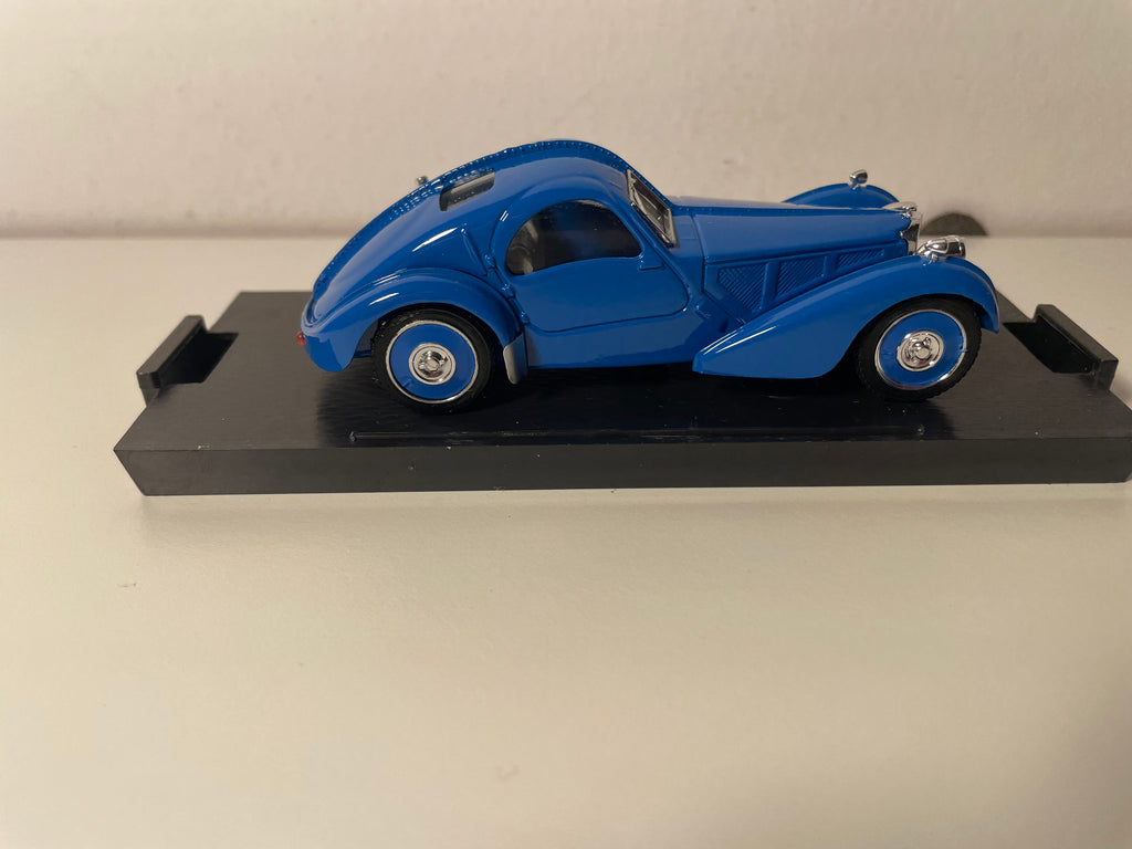 Bugatti 57S coupé blu del 1932/1934 (BRUMM)