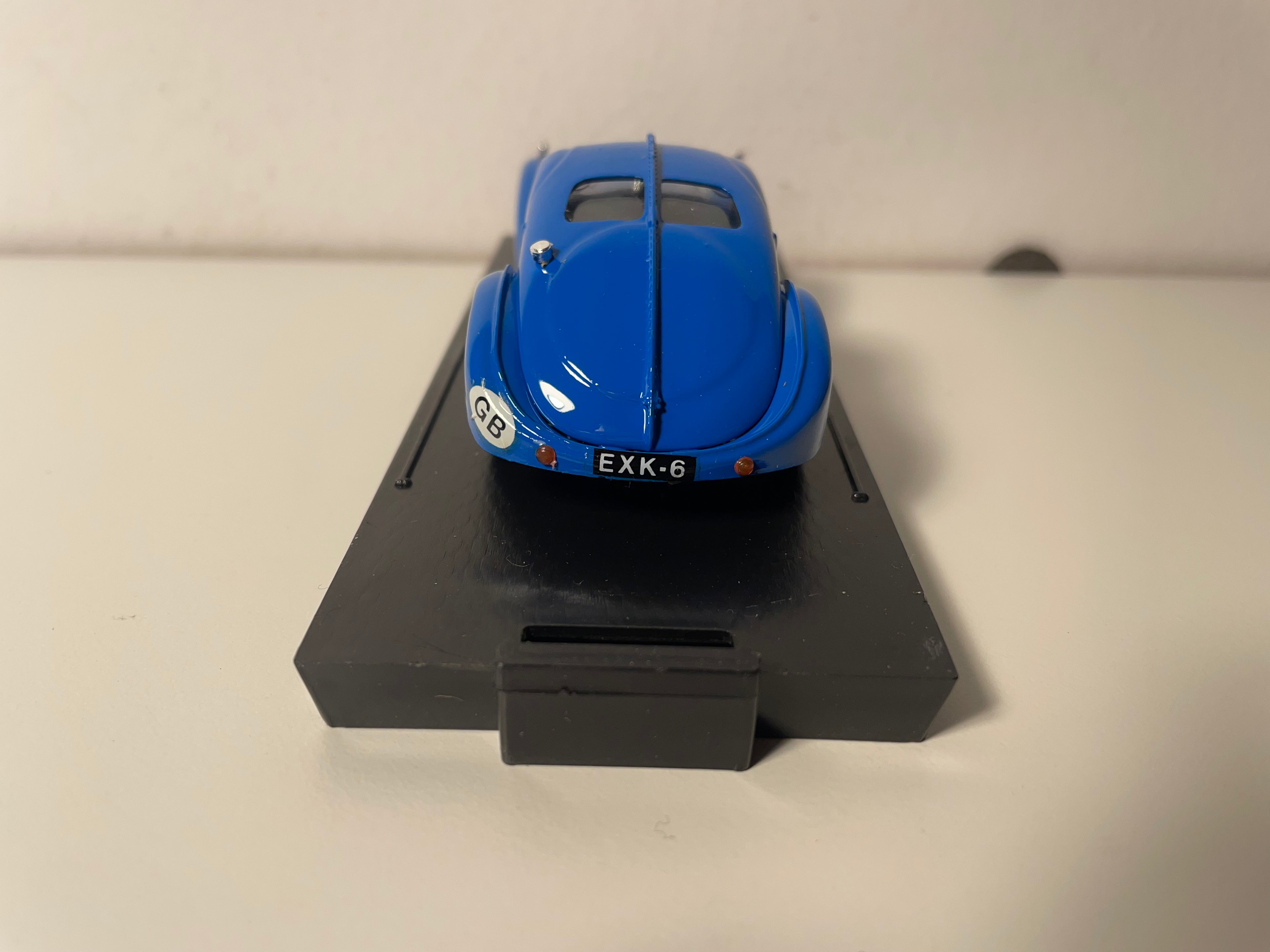 Bugatti 57S coupé blu del 1932/1934 (BRUMM)